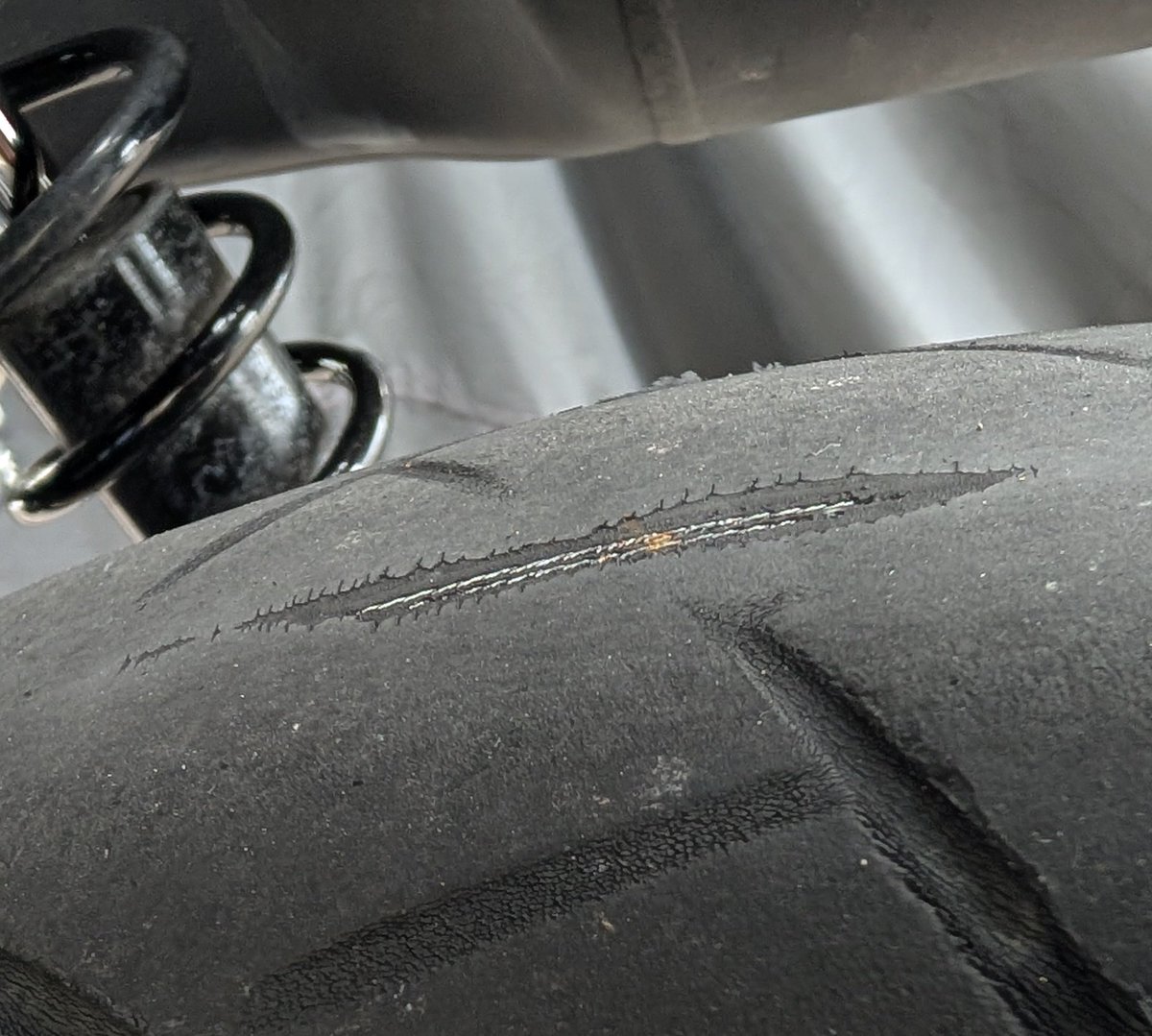 kc_tamiou's tweet photo. バイクのリアタイヤを
限界まで使い切る、おじさんです。
（本日、バロンで交換しますw） https://t.co/XX0C7LRRkh