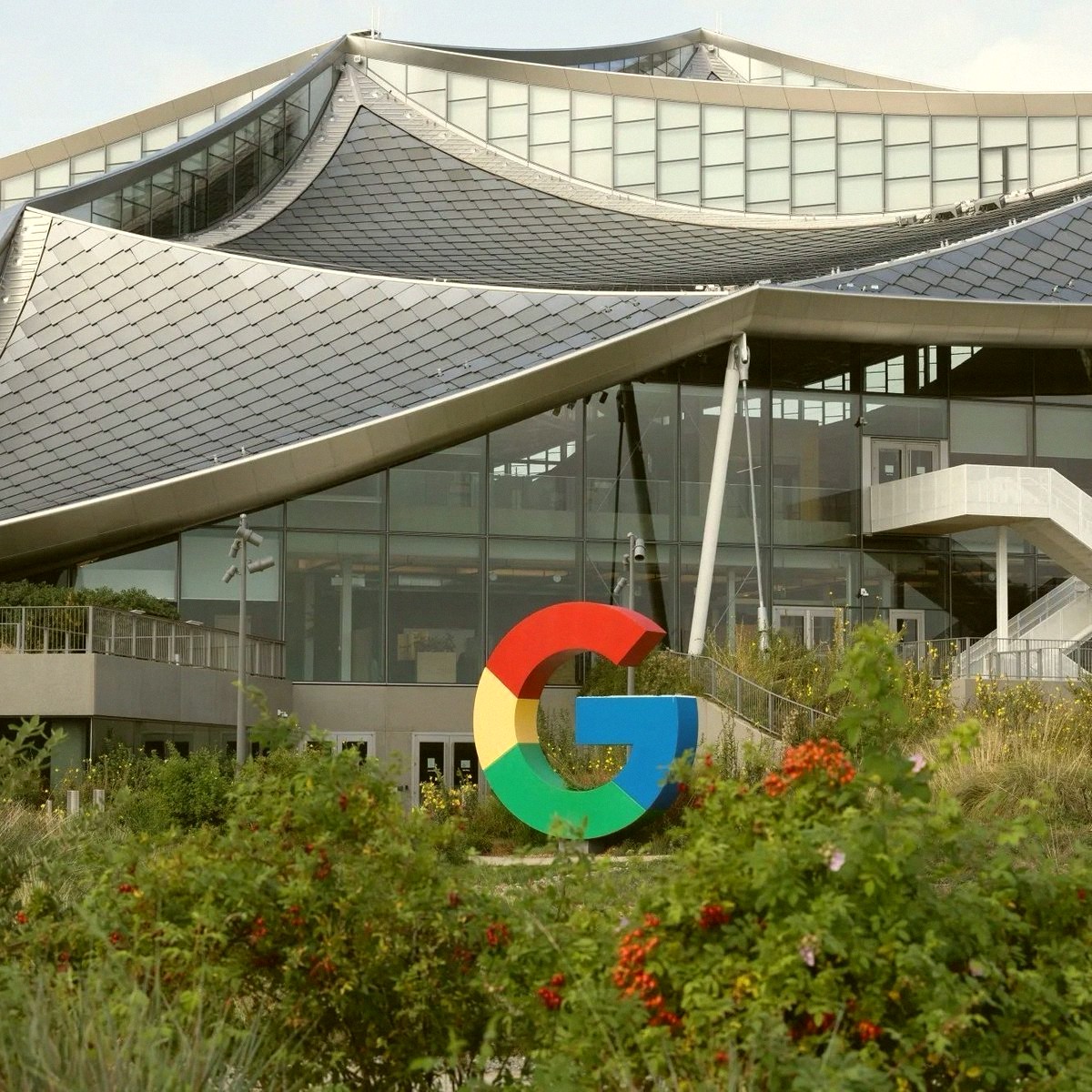 nsrrr39's tweet photo. Cathie Wood’s Ark Invest just scooped up 267,582 shares of Google today 🚀 $GOOGL $GOOG https://t.co/EmzzOlihdm https://t.co/JB02919Sn5