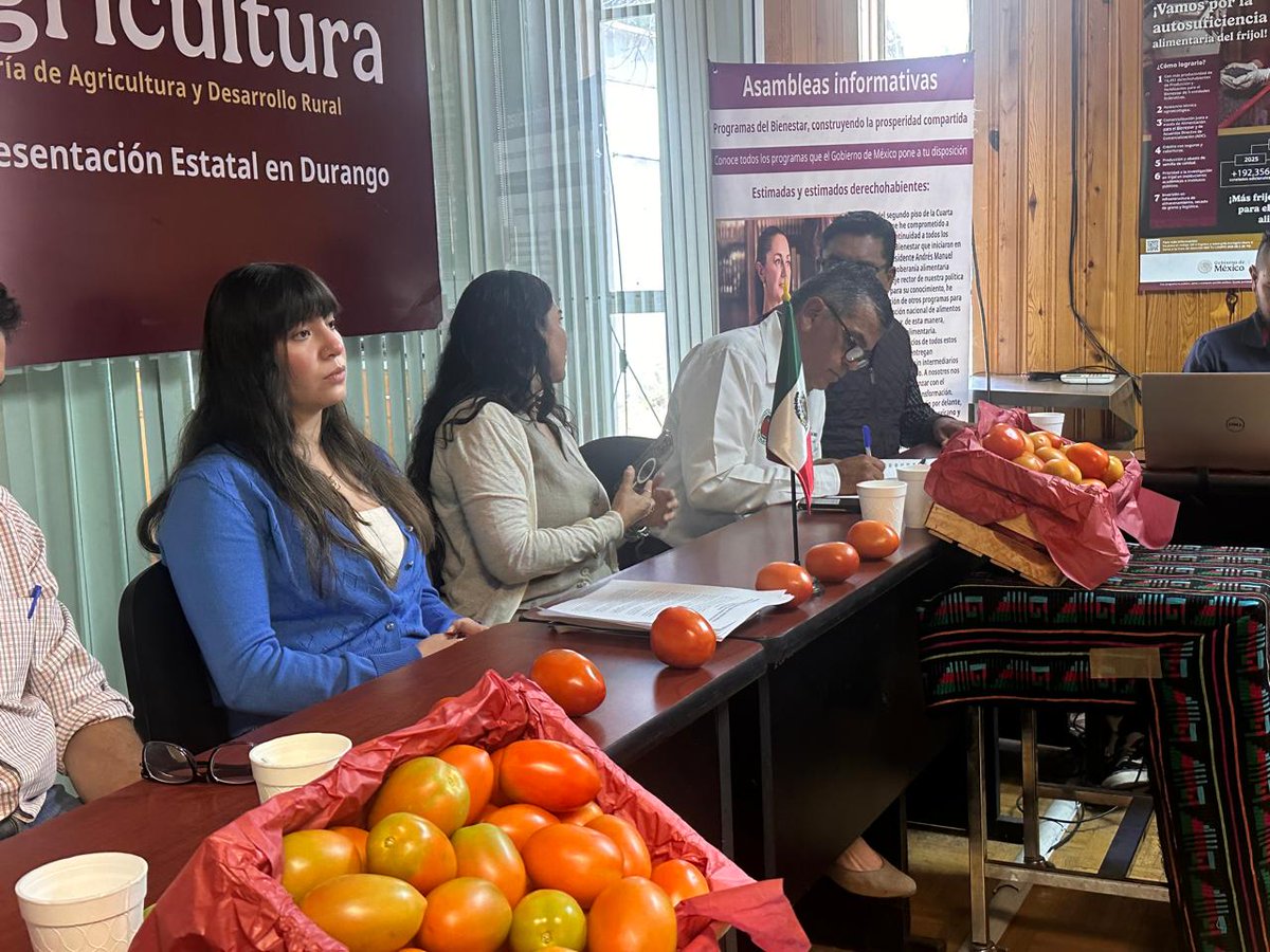 agricultura_dgo's tweet photo. Agricultura_rep

Apoyamos a las y los productores de Durango promoviendo la comercialización directa y sin intermediarios de jitomate.

#PrecioJustoDelJitomate #TransformandoElCampoMexicano
@Claudiashein @columbalopezg https://t.co/utIJTnrRm5