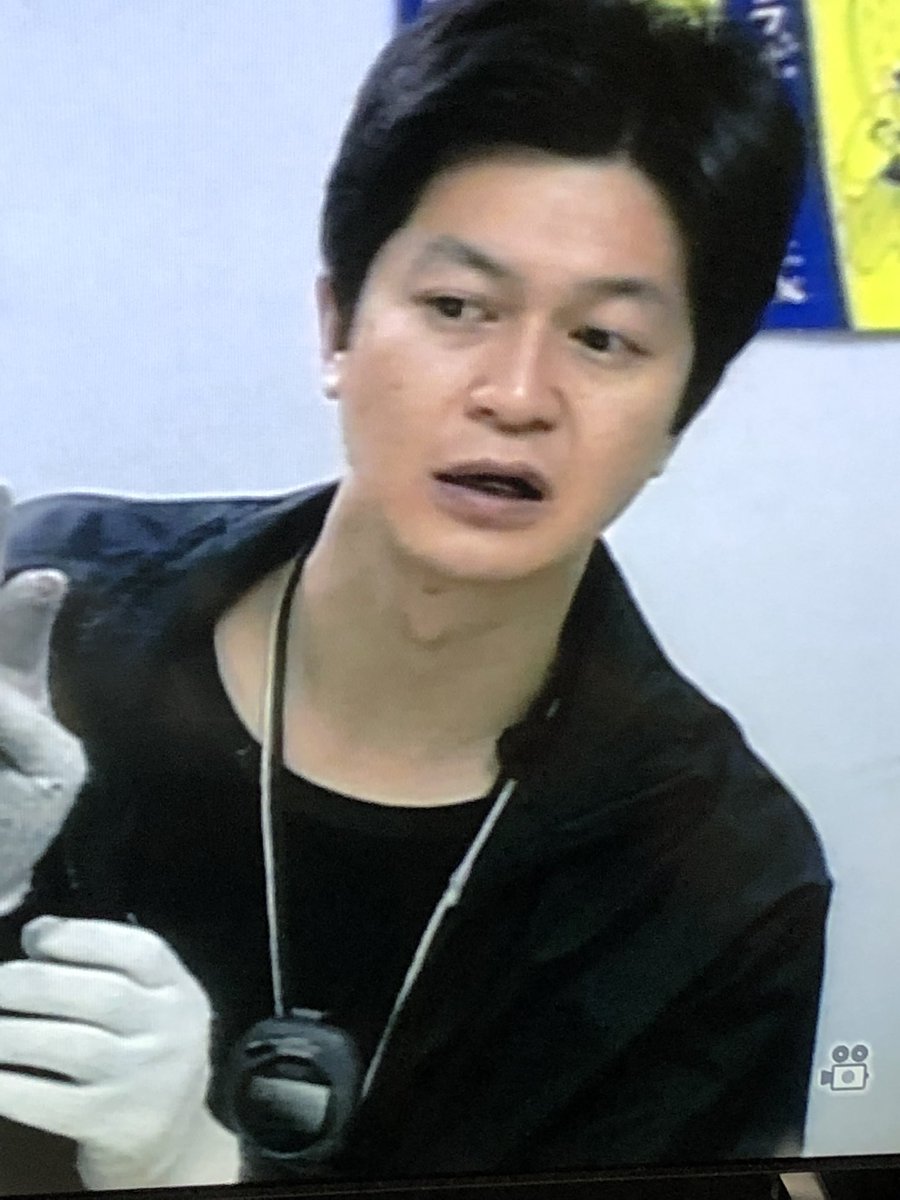 itosanlove's tweet photo. テレビ版(フジテレビ)ショウマストゴーオンの伊藤さん。

舞台版とは多少違うところがあるけど、ドダバタ劇の面白さは一緒。

伊藤さん裏方の黒い服、舞台版と同じで似合うなぁ。

録画してたけど、録画機の交換で消えたので、再放送されたらまた録画して観たい。
#伊藤俊人
#ショウマストゴーオン https://t.co/STJMOMXb5M