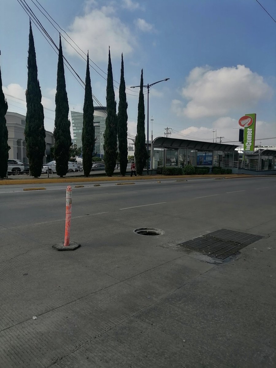 MundoRedNoticia's tweet photo. #Vialidad |🌐 

Registro sin tapa en Blvd. Atlixco y privada soledad, casi frente al paradero del ruta con sentido al periférico. 

Maneje con precaución. 

#REDNOTICIAS #Puebla #FelizMiércoles https://t.co/8Fi0a6uNXa