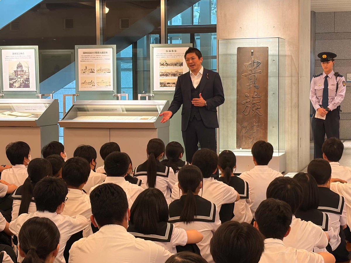 jinkamiya's tweet photo. 今朝は、福井の母校の高浜中学校の三年生が国会見学に来てくれたので、少し挨拶をしてきました。

高浜町は人口1万人の小さな町ですが、
地方だからとか、経済的状況が悪いとか、
勉強が苦手とか、そんなことで自分を小さく見積もらないで欲しい。

日本にはチャンスがある。気合いと根性があれば国会議員にもなれるし、政党もつくれる。皆さんは後輩だから、私と背景が近い。政治にも関心を持って、政治家を目指す人も出てきて欲しい。

と言ったメッセージを送ってきました。
少しでも記憶に残ればと思います。