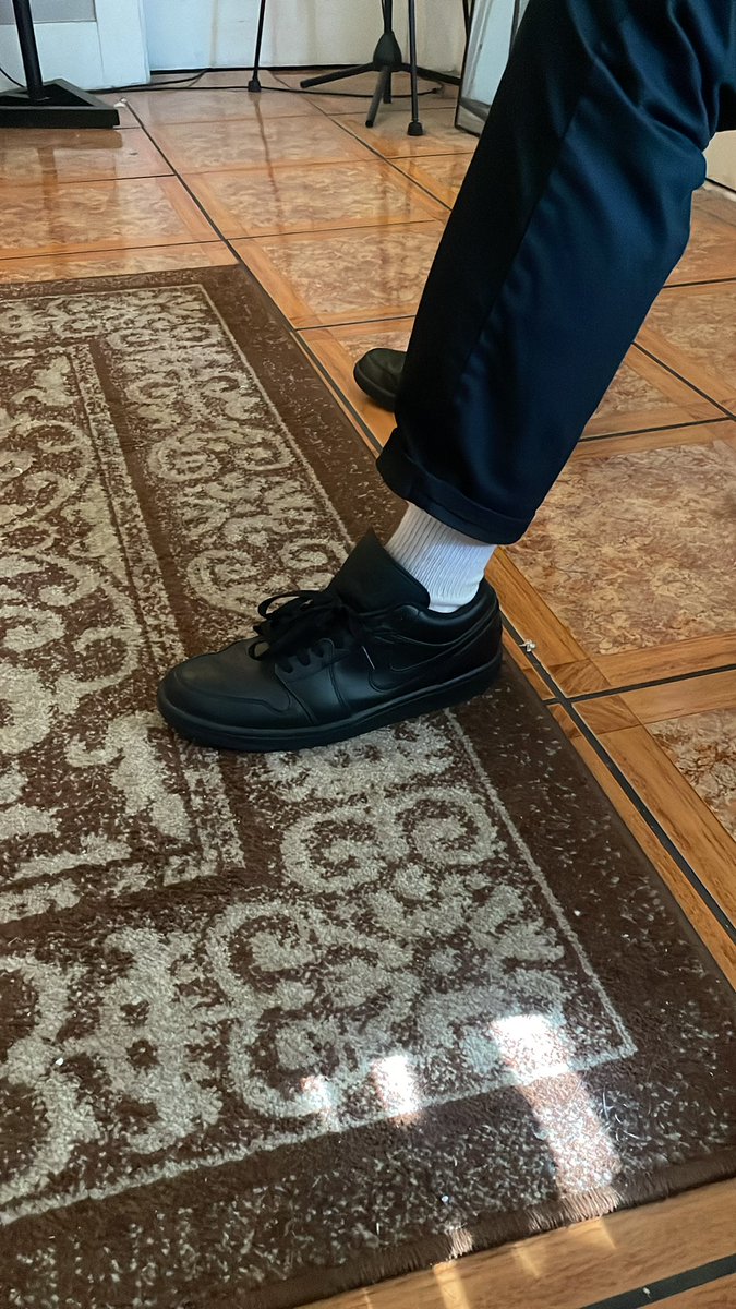 OGMxtheWorld's tweet photo. I told eaddy he gotta quit wearing these bum ass low top all blk Jordan 1s . 😭 https://t.co/kIZJd4prVs
