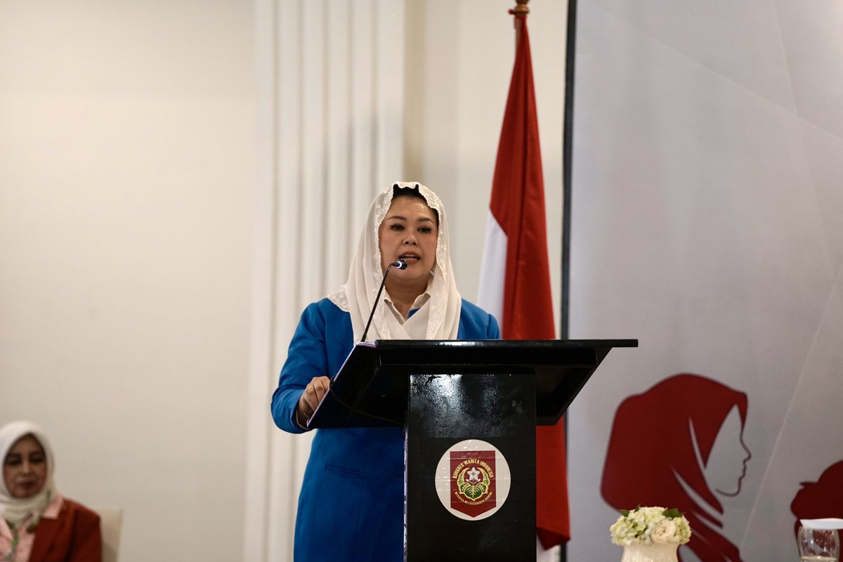 RadioElshinta's tweet photo. KLB KOWANI Pilih Yenny Wahid sebagai Ketua Umum Baru, Usung Lima Misi Transformasi Perempuan Indonesia

Jakarta - Kongres Luar Biasa (KLB) Kongres Wanita Indonesia (KOWANI) yang digelar di Gedung The Tribrata, Jakarta, Selasa (3/6), menetapkan Yenny Wahid sebagai Ketua Umum KOWANI periode baru. Yenny terpilih melalui mekanisme pemungutan suara yang memenuhi kuorum konstitusional dengan dukungan lebih dari dua pertiga anggota aktif organisasi sebagaimana diatur dalam AD/ART KOWANI.

Terpilihnya Yenny Wahid menandai dimulainya babak baru bagi organisasi perempuan tertua dan terbesar di Indonesia yang tahun ini memasuki abad kedua sejak berdiri pada 1928.

“Ini bukan kemenangan satu orang. Ini kemenangan seluruh perempuan Indonesia yang tidak mau melihat rumah besar mereka runtuh. KOWANI adalah amanah, dan di abad kedua ini, amanah itu akan kami emban dengan lebih kuat, lebih luas, dan lebih inklusif,” ujar Yenny Wahid usai terpilih.

Dalam pidato perdananya, Yenny memaparkan lima misi utama yang akan menjadi arah kepengurusan baru KOWANI. Pertama, melakukan rekonsiliasi dan penguatan organisasi melalui tata kelola yang transparan dan menjunjung asas kebersamaan. Kedua, memperkuat pemberdayaan ekonomi perempuan melalui akses pelatihan, kewirausahaan, teknologi digital, pembiayaan, dan jaringan usaha.

Misi ketiga adalah memperkuat perlindungan perempuan dan anak melalui advokasi kebijakan, pencegahan kekerasan, serta pendampingan korban. Keempat, menyiapkan kepemimpinan perempuan generasi baru melalui berbagai program pengembangan kapasitas. Kelima, memperkuat peran Indonesia dalam gerakan perempuan dunia dengan menghidupkan kembali kiprah KOWANI di tingkat internasional.

KLB KOWANI diselenggarakan sebagai respons atas krisis manajerial dan dugaan penyimpangan yang dinilai telah keluar dari koridor AD/ART organisasi. Sebelum pelaksanaan KLB, Kementerian Hukum RI telah mengklarifikasi bahwa 19 anggota Dewan Pimpinan yang menginisiasi KLB tetap diakui secara legal formal, sehingga memberikan landasan konstitusional bagi seluruh proses.

Proses pemilihan berlangsung secara terbuka dan partisipatif dengan seluruh organisasi anggota aktif memiliki hak suara penuh. Dukungan lebih dari dua pertiga anggota aktif membuat hasil KLB dinyatakan sah dan mengikat sesuai ketentuan Anggaran Dasar dan Anggaran Rumah Tangga KOWANI.

Yenny Wahid dikenal luas sebagai aktivis perempuan dan perdamaian. Selama lebih dari dua dekade memimpin Wahid Foundation, ia menginisiasi berbagai program pemberdayaan perempuan, termasuk Desa Damai yang telah menjangkau lebih dari 176 ribu perempuan di 31 desa di Pulau Jawa. Atas kontribusinya, Yenny menerima Gusi Peace Prize pada 2025.

Sebagai langkah awal kepemimpinannya, Yenny menetapkan tiga prioritas utama, yakni perbaikan tata kelola organisasi, penguatan sinergi lintas generasi perempuan Indonesia, serta mengembalikan posisi strategis KOWANI di panggung internasional, termasuk memastikan kehadiran organisasi dalam forum Commission on the Status of Women (CSW) Perserikatan Bangsa-Bangsa.

Sebelumnya, upaya penyelesaian konflik internal telah difasilitasi oleh Kementerian Pemberdayaan Perempuan dan Perlindungan Anak (KPPPA) melalui lima kali mediasi yang juga didorong organisasi pendiri KOWANI seperti Perempuan Taman Siswa, Wanita Katolik RI, dan PP Aisyiyah. Namun proses dialog tidak mencapai kesepakatan sehingga KLB ditempuh sebagai jalan konstitusional.

Dengan terpilihnya ketua umum baru, KOWANI berharap dapat kembali fokus menjalankan perannya sebagai mitra strategis pemerintah dalam advokasi kebijakan publik, perlindungan perempuan dan anak, serta penguatan posisi perempuan Indonesia di tingkat nasional dan global.

#KOWANI #YennyWahid #KongresWanitaIndonesia #PerempuanIndonesia #PemberdayaanPerempuan #PerlindunganPerempuanDanAnak #KLBKOWANI #KepemimpinanPerempuan #GerakanPerempuan #IndonesiaEmas2045