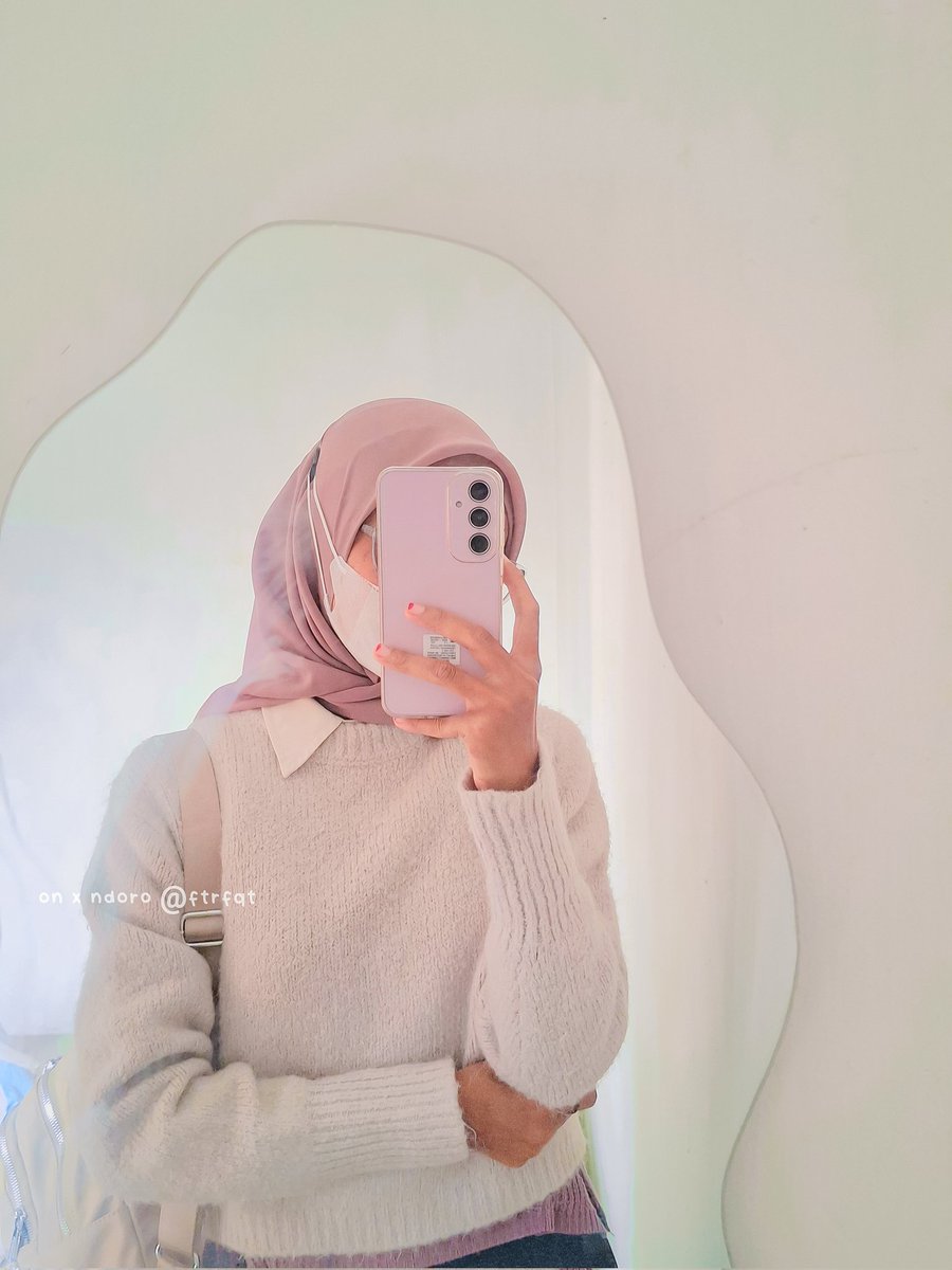 ftrfqt's tweet photo. kamis manis bareng nona manis, hidup di negeri yang pemerintahnya suka omon-omon manis—realitanya? ya rupiah tembus delapan belas ribu pagi ini manieszzzz ~ https://t.co/MndAAzil84