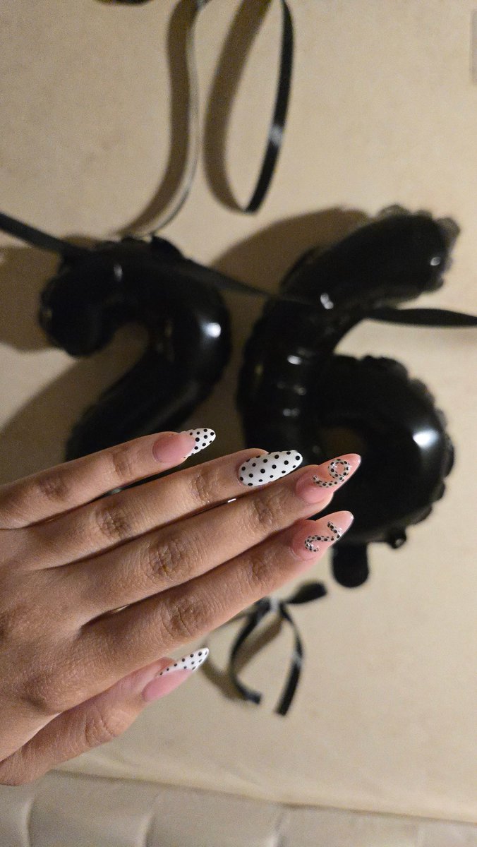 Artyreee's tweet photo. Birthday nails 🎂🩷 https://t.co/eZZlthAnE2
