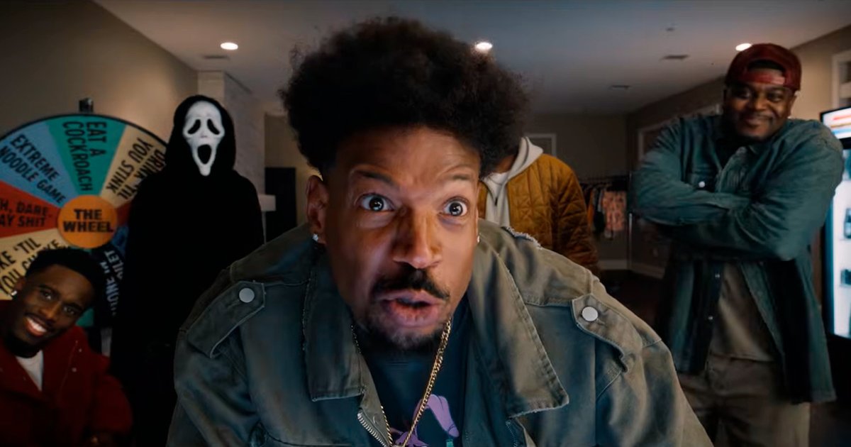 marqquinhos13's tweet photo. Meu veredito para Todo mundo em Pânico 6  (Scary Movie) é simples: Não é uma obra-prima do roteiro, e graças a Deus não tenta ser. É tosco, é direto, é uma metralhadora de piadas onde algumas falham miseravelmente, mas as que acertam te fazem cuspir a pipoca. ​Saí do cinema leve, sem precisar fingir que entendi uma metáfora sobre o luto disfarçada de monstro, era tudo o que eu precisava. Que bom que o deboche raiz respirou por aparelhos e sobreviveu. E sério, assistem Dublado, porque a dublagem brasileira segue sendo um luxo a parte da franquia.