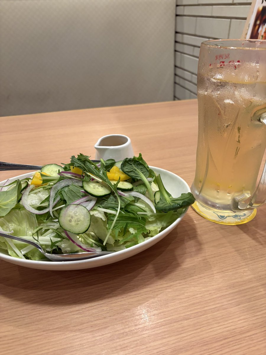 mucojp's tweet photo. おはようございます。今日の神奈川は曇り。今日はサイネージ用のモニタの取り替えと新規取り付けの下見に行ってきます。
写真はサラダです。1人でも頼むくらいサラダ大好き。

#企業公式が毎朝地元の天気を言い合う 
#企業公式相互フォロー 
#横浜X会 https://t.co/sz8KEvrLDw