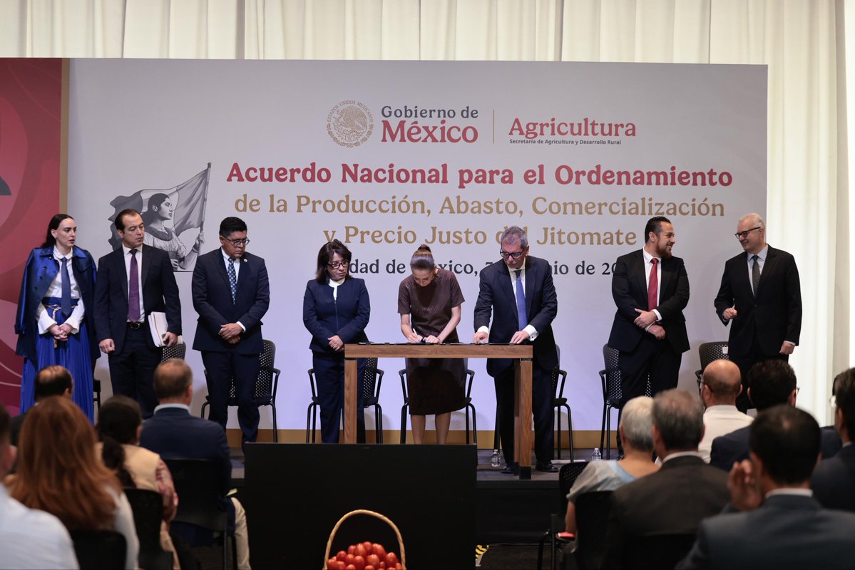 Claudiashein's tweet photo. Hoy firmamos con productores de 18 estados de la República y con comercializadores de centrales de abasto y tiendas de autoservicio, un acuerdo para garantizar la producción de jitomate para el mercado nacional antes que la exportación y un esquema de ordenamiento que permita bajar el precio del jitomate 🍅. Por el bien de todos, primero los pobres.