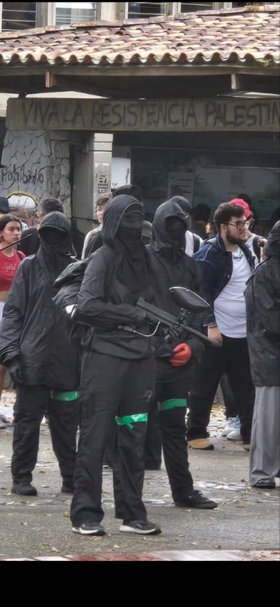 silvajonathan01's tweet photo. Las pañoletas en las piernas de color verde son de la organización de Hamás. Si, un grupo extremista que se ha venido creando gracias a los discursos antisemitas de Petro. Esto hoy en Antioquía. Las ideas tienen consecuencias. https://t.co/IfYuk6tApy