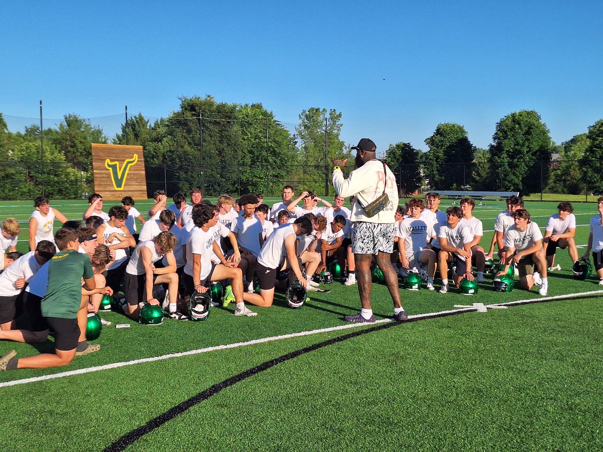 CoachDaveBishop's tweet photo. Thank you to @UVAFootball alum, @Commanders draftee, former @Ravens @nyjets player & current AFC Champion @Patriots Super Bowl starter MORGAN MOSES … for taking time out to talk to the @FBvikingstrong team. 

Truly appreciate your message to the young men …as it reiterated exactly what we have been preaching. Put in the work, soak up the memories with your brothers on the team …and Raise the Standard! 

Thank you for being an avid supporter of Loudoun Valley Football …as you are now a honoree member !  #76