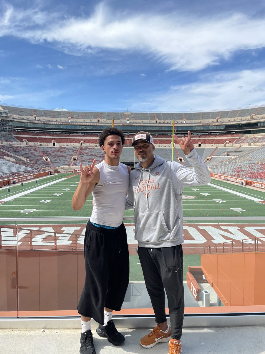 KyronBrown2027's tweet photo. After a great workout and conversation with @ciege81 I am extremely blessed to receive a D1 offer from The University of Texas !
(UT) ⚪️🟠
@TexasLonghorns @TexasFootball @HawthorneCoach @TomLoy247 @MikeRoach247 @247Hudson @on3recruits @RandallSweet5 @Eric_Mims_Sr #PD1 #Blessed https://t.co/q76NTAlHVE