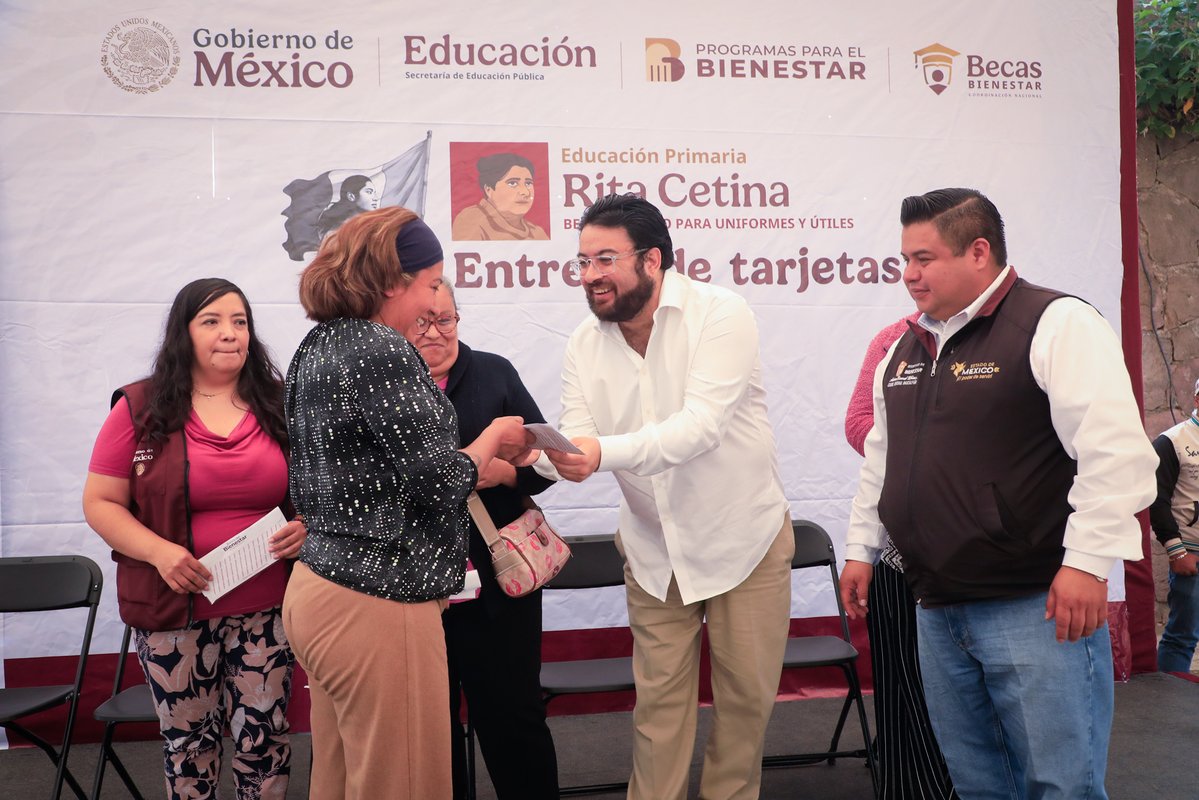 isaacsolar's tweet photo. Hoy acompañé a Elizabeth Rocha, en esta segunda jornada donde fueron entregadas más de 2,100 tarjetas de las #BecasRitaCetina en el Parque La Hormiga, beneficiando a estudiantes de 25 escuelas de colonias. #AquiGobiernaLaEsperanza #Naucalpan https://t.co/6TzomCoGHq