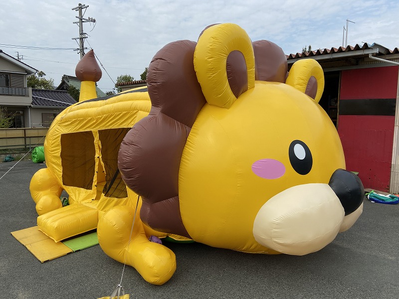 MituMuGu's tweet photo. ビッグフェイスバウンスライオンのご紹介です。
大きなライオンの顔がインパクト抜群で可愛いですね。
ライオンが横たわって眠そうなお顔やゆったりしていると癒されますよね〜

可愛いライオンのふわふわイベントはいかがでしょうか？
イベントレンタルご要望は
㈱オフィスライズまで https://t.co/w0zL0eUft4