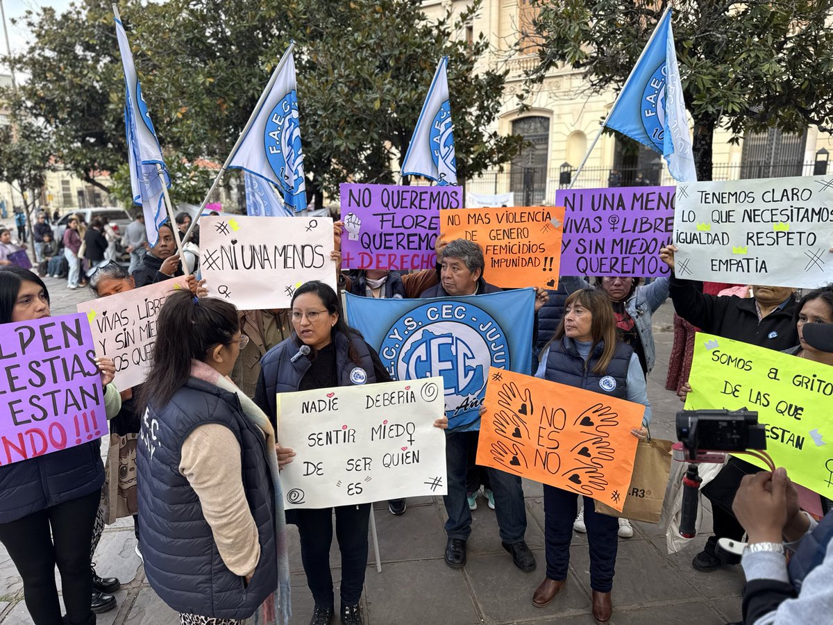 mariauriondo's tweet photo. ¡Basta de muertes por femicidio, basta de muertes por odio, basta de muertes a nuestras mujeres ! ✊🏼

.

#NiunaMenos #Marcha https://t.co/prDRL1UthJ