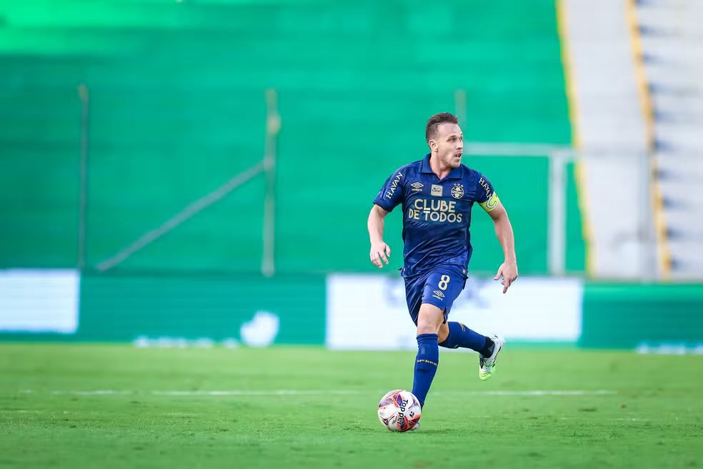 soccergfbpa's tweet photo. 🚨 Gurizada, estive off por motivos pessoais importantes. Aproveitei para consultar uma fonte próxima da situação do Arthur.

A informação é clara: Arthur permanecerá no Grêmio. A articulação para que ele assine em definitivo sem custos ao clube segue acontecendo, como já era tratado internamente.

Não houve recuo nas negociações, ao contrário do que vem sendo divulgado.

📸 Lucas Uebel/Grêmio FBPA