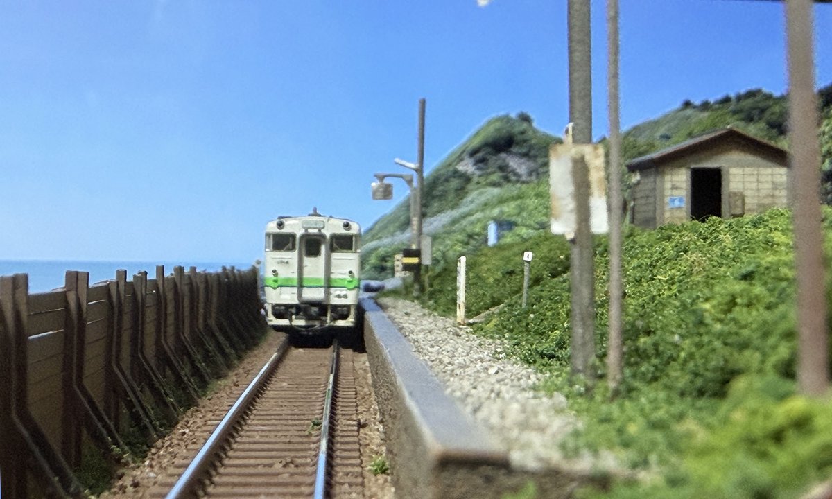 jun1163's tweet photo. 前回、日高線最終とか言いながらまた作ってるしwww
今回は「大狩部駅」…背景に海をと思ったが、だいたい企画ミスだな！
海側から通常サイズで作り直すか思案中… https://t.co/bfgRwVuu2n
