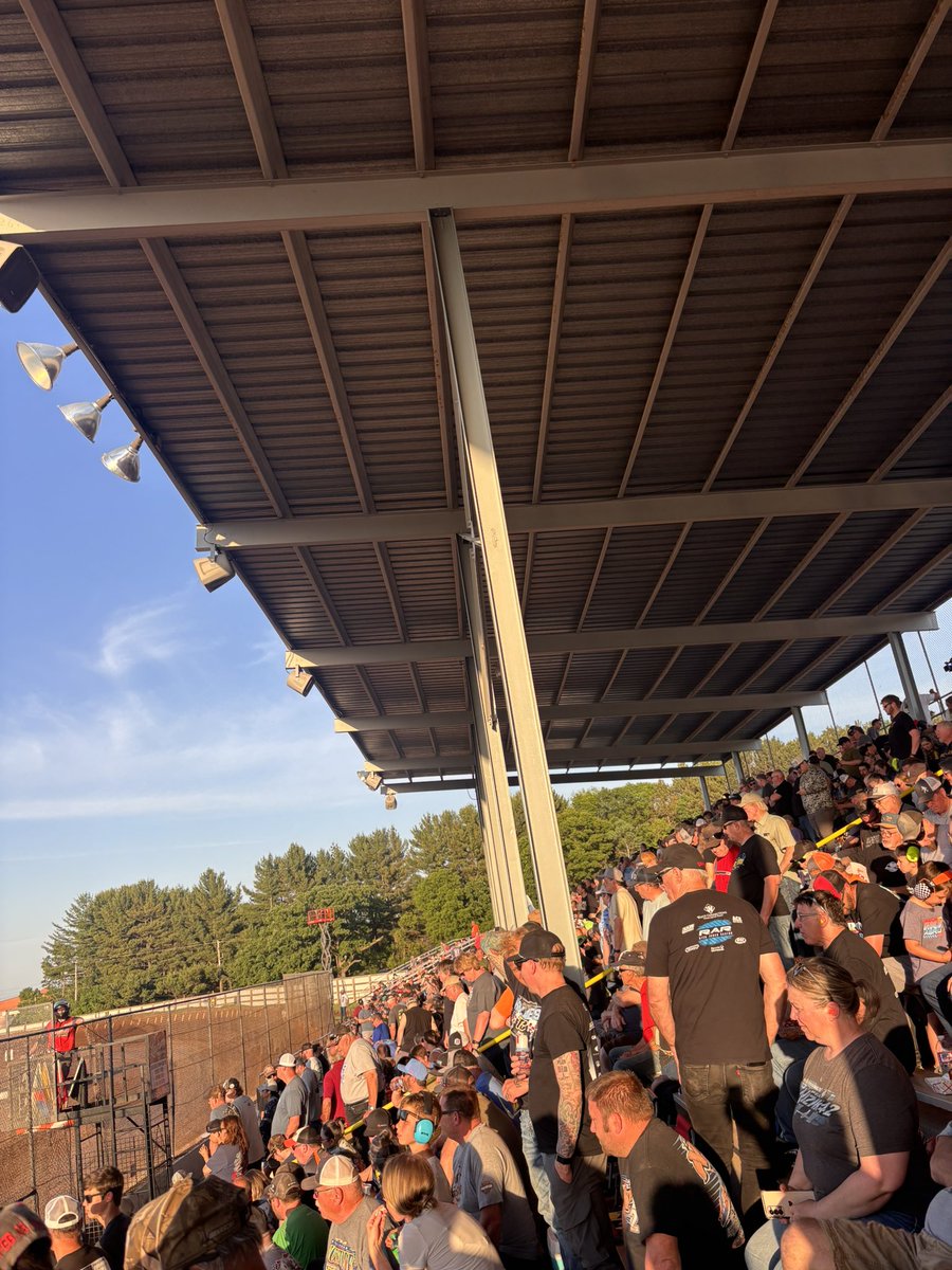packtalking's tweet photo. @oaksc17 @RacingVagabond @MI_Sprints Place is just empty tonight 🥱 https://t.co/RUKgsaflP7