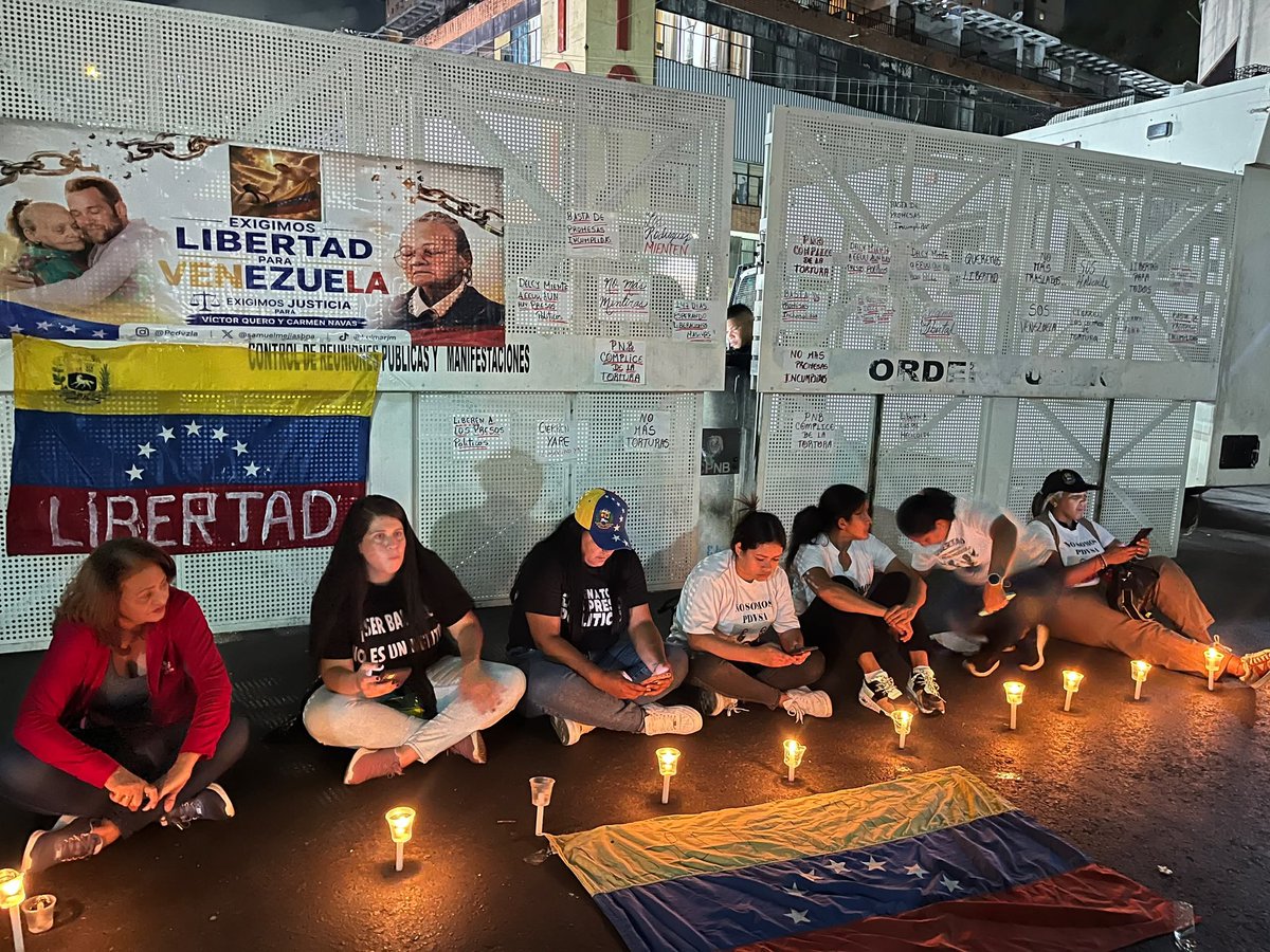 clippve's tweet photo. VIGILIA | Hoy se cumplen 146 días de protesta ininterrumpida en El Helicoide, pero esta jornada está marcada por la incertidumbre y la intimidación de los cuerpos de seguridad del Estado. 

Desde la mañana, los familiares han denunciado restricciones en las visitas y se ha hablado de posibles traslados. 

A lo largo del día, han exigido a las autoridades una respuesta oportuna y una explicación sobre estos traslados arbitrarios, sin obtener respuesta alguna. 

Esta situación no hace más que prolongar el sufrimiento de las víctimas: personas que permanecen afuera, esperando información sobre sus seres queridos, que llevan años detenidos y han sido sometidos a procesos injustos. 

Es fundamental seguir alzando la voz, sobre todo porque estas medidas ocurren justo después de que los familiares afirmaran que El Helicoide seguía abierto y reclamaran que se investigaran todas las denuncias sobre este centro, incluidos los tratos inhumanos y crueles contra personas inocentes. 

#SonCrímenesDeEstado #TransiciónSinPresosPolíticos #QueSeanTodos