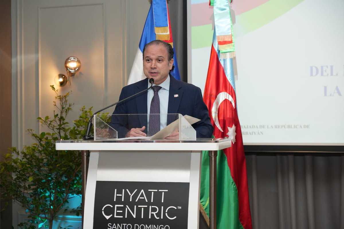 MIREXRD's tweet photo. En representación del canciller @RobalsdqAlvarez, el viceministro para Asuntos Económicos y Cooperación Internacional, @hugofrivera, participó en la recepción oficial con motivo del Día Nacional de la República de Azerbaiyán. 🇩🇴🤝🇦🇿 https://t.co/NdmedKhmzU
