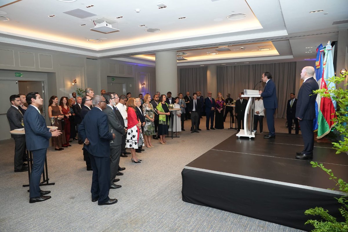 MIREXRD's tweet photo. En representación del canciller @RobalsdqAlvarez, el viceministro para Asuntos Económicos y Cooperación Internacional, @hugofrivera, participó en la recepción oficial con motivo del Día Nacional de la República de Azerbaiyán. 🇩🇴🤝🇦🇿 https://t.co/NdmedKhmzU