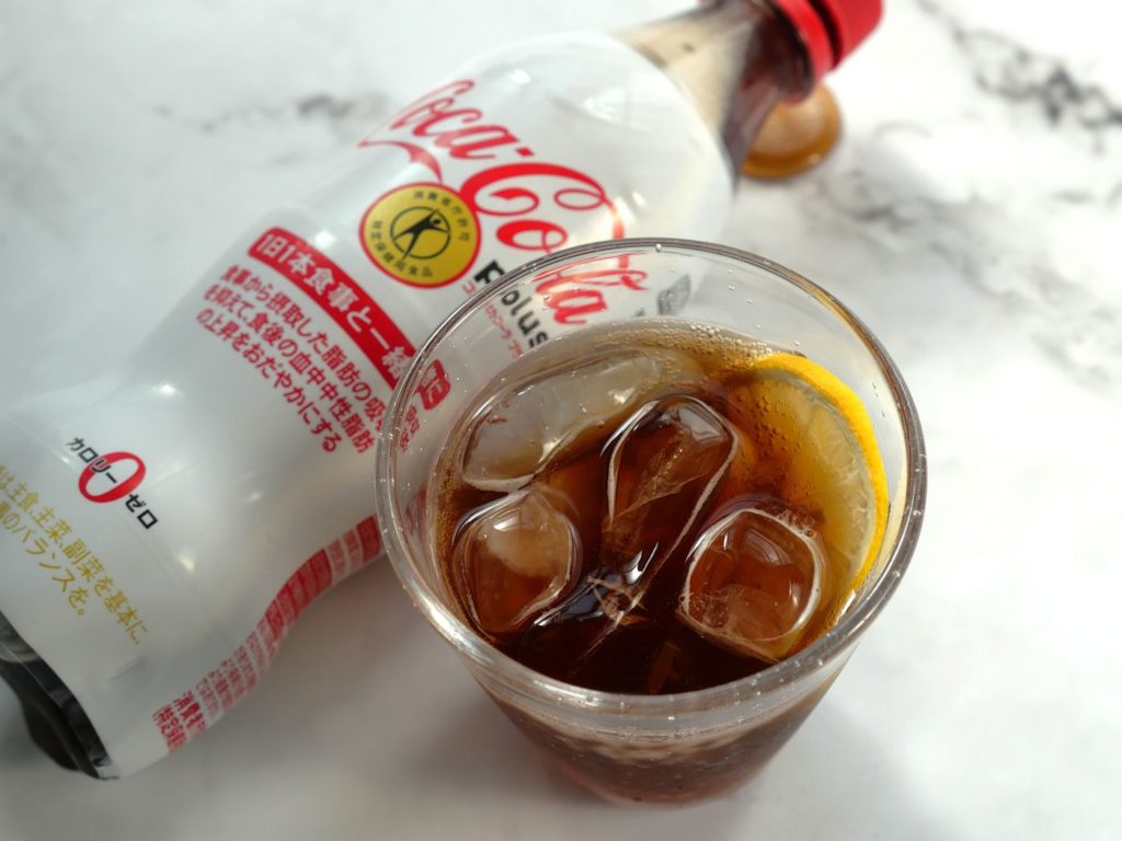 80Cjp's tweet photo. ▼複雑味を完璧に補完！酸梅湯可楽（酸梅湯クラフトコーラ）
酸梅湯はハーブ＆スパイスの塊。コーラの原型もスパイスとハーブに、砂糖と酸味を足したものだが、現在は入っていない。そこで酸梅湯の出番
［作り方］酸梅湯とコーラを1:1でグラスに入れる。薄切りにしたレモン、氷を入れて楽しむ。
https://t.co/nmIVZR7Fie