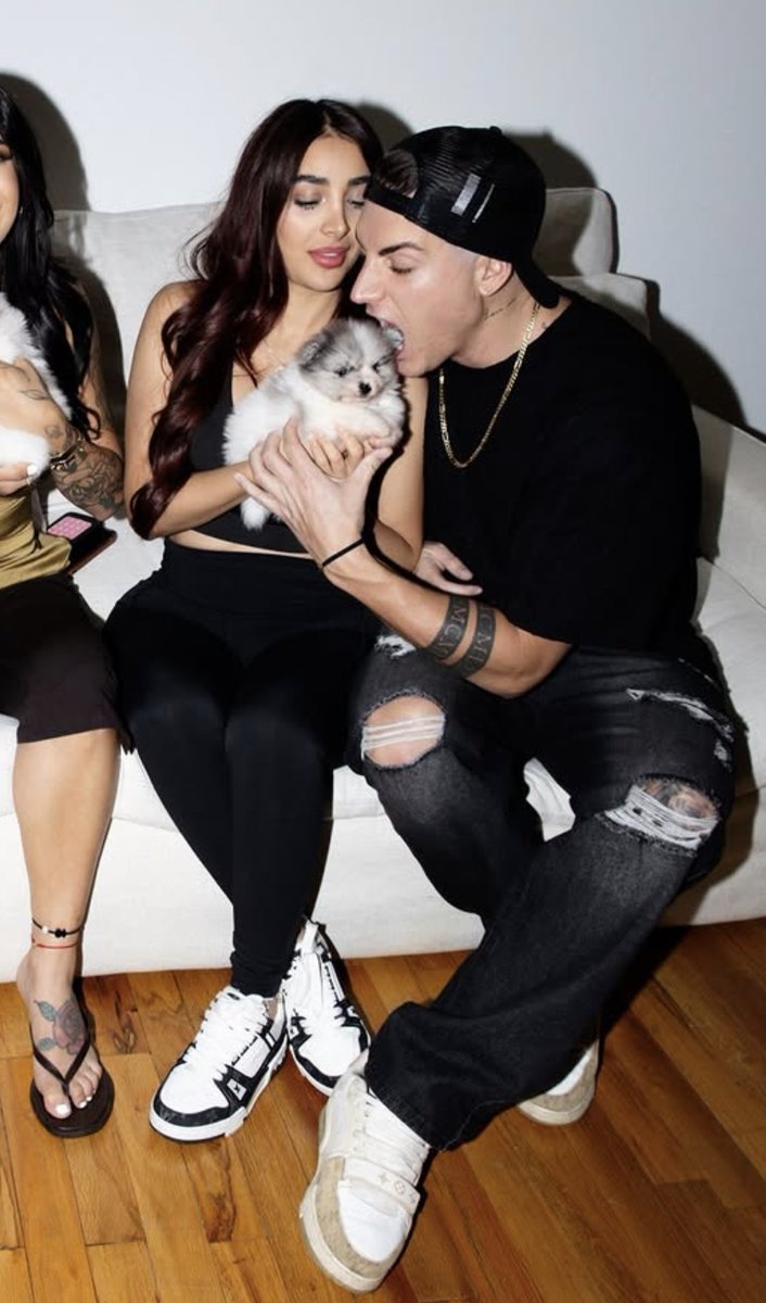 KarFernaEn's tweet photo. Agus con cualquier perrito 🥰🤣
#AgusFernandez https://t.co/M7Q58NnFIG