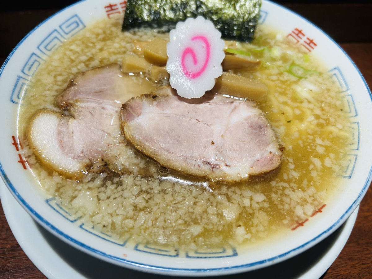 bmax_ramen's tweet photo. 大井町立ち食い中華蕎麦 いりこ屋
いりこ塩
朝から食べるに丁度いい塩梅。
出汁、塩味、量
全てが丁度いい。
メニューは
朝、夜、通常？取り揃えてて若干わかりにくいが、
夜以外はいつでもオーダー出来るみたい。
肉が厚みもあって( ﾟДﾟ)ｳﾏｰ
ごちそうさまでした🙏 https://t.co/OfcCJfH9pg