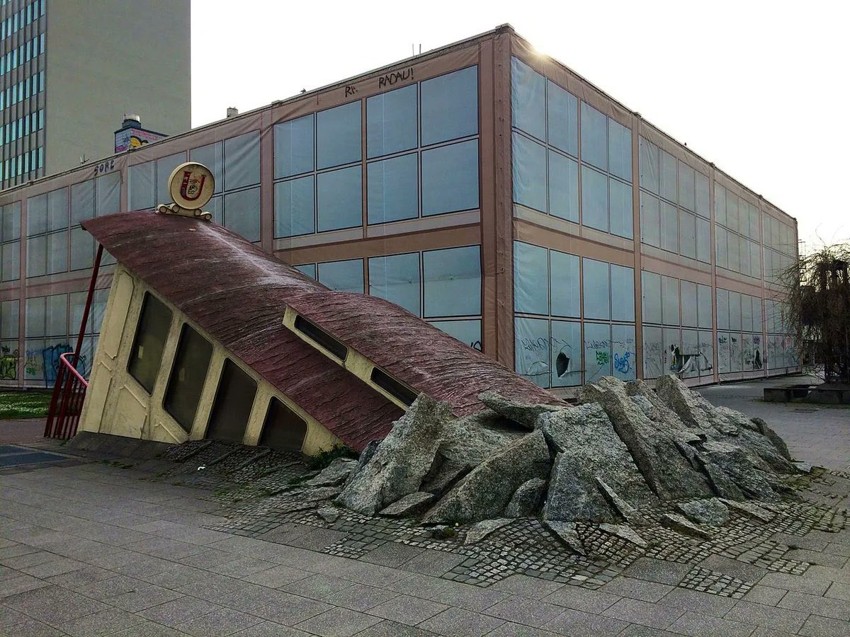 choquei's tweet photo. 🚨MUNDO: Estação de metrô em Frankfurt foi construída para parecer que está submersa na rua. https://t.co/XivU1nQJ3c