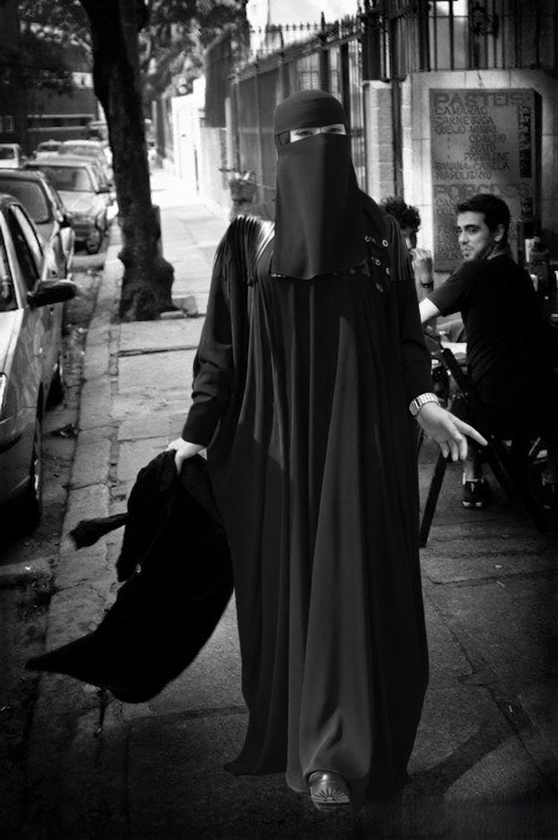 ilPicchiarello's tweet photo. Burqa NO, Hijab OK. https://t.co/b58I4DpeGO