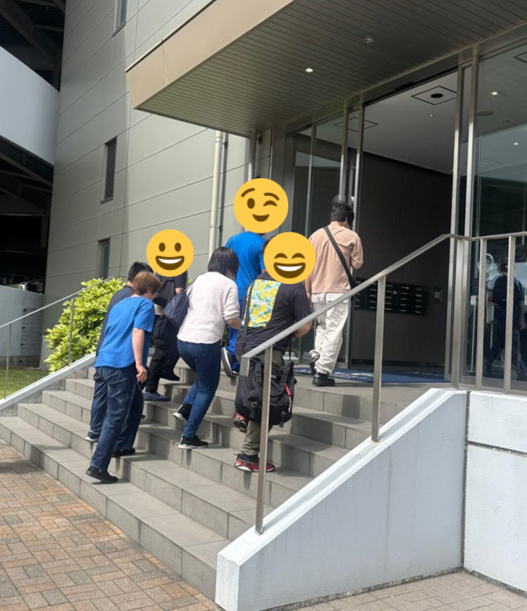 Life_Relife_ac's tweet photo. 我孫子市の就労継続支援A型事業所ライフリライフです🌻物流倉庫（ピッキング作業）のお仕事の様子をご紹介します📦同梱リストを見ながら、倉庫内の棚から商品をピックアップする作業を行っています😊空調完備のため、快適な環境で作業ができます💪事業所から物流倉庫まで送迎も行っています🚐 https://t.co/AKczSDI2Nx