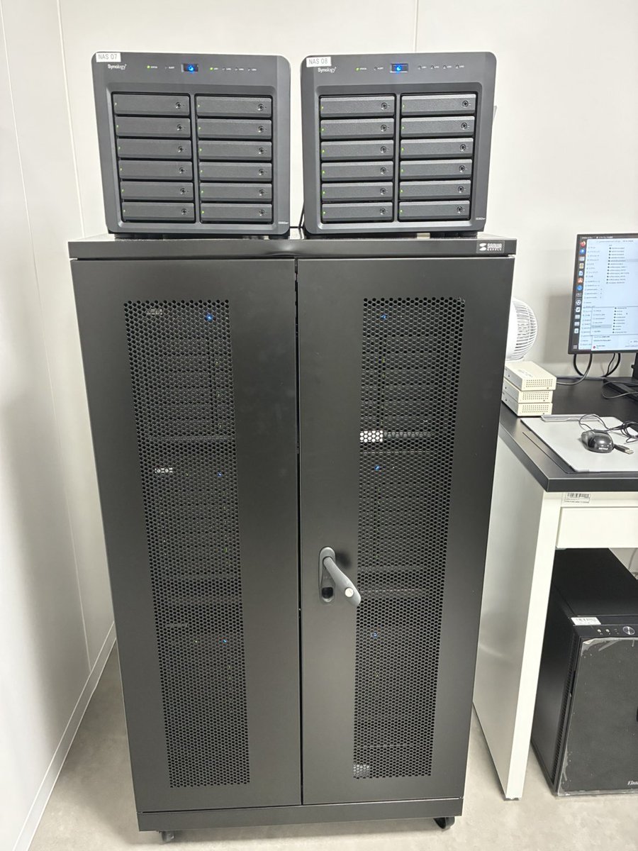 applied_HPC_AI's tweet photo. 📣【導入事例紹介｜近畿大学】

「ゲノム・遺伝子解析研究を支える大容量NASを8台（総容量約1.28PB）導入。」

近畿大学様にて、研究データ保管基盤としてオリジナルカスタマイズNASを8台導入いただきました。

■用途
ゲノム解析・遺伝子解析研究における
大容量データの保管・共有

■導入構成
・ベース筐体 Synology DS3622xs+
・16TB 高耐久HDD ×12基
・RAID6構成
・実効容量 約160TB/台
・メモリ 16GB ECC
・5年間保守
・8台導入

■今回のポイント
・RAID6採用により高いデータ保護性能
を実現
・総実効容量 約1.28PBの研究データ基盤を構築
・ゲノム解析で発生する大規模データの長期保管に対応
・導入から保守までアプライドがトータルサポート

最先端のゲノム・バイオインフォマティクス研究を、HPC・ストレージインフラで支援しています。

導入事例はこちら
https://t.co/Zwqb655W69