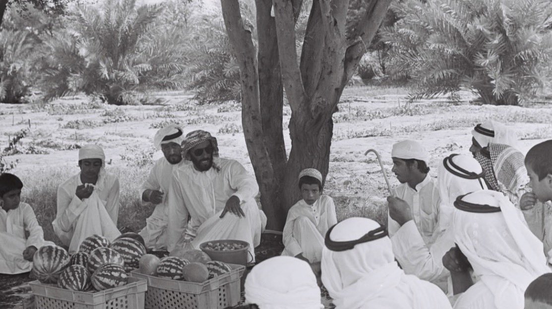 alkaabi_87's tweet photo. - صورة للشيخ زايد بن سلطان آل نهيان
مع أهالي منطقة "غياثي" في "الظفرة" 
- أبوظبي أغسطس 1983م https://t.co/MDr8Ct2LKJ