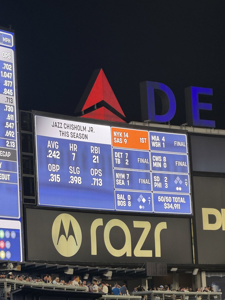 TagEmUpTony's tweet photo. Yankees showing the Knicks score in realtime on the out of town scoreboard. 

First time I’ve seen that https://t.co/hoOtqS6uqE