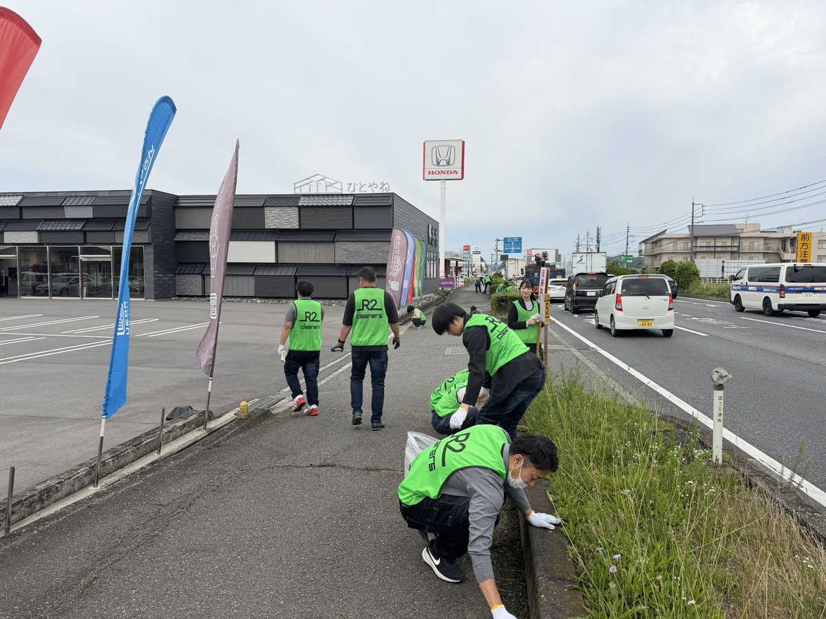 UBK___H_Ueda's tweet photo. 今日はここ。

第一木曜日なので第69回「R2cleaners」の日。
月に一度国道2号線沿いを一斉清掃してます♪

1番気持ち良い季節になりましたね♪
草が急成長する時期なので大変でしたww

R2cleanersも今では活動が広がり20社以上の企業、個人の方々など300〜400人が参加してくれてます！

大阪から山口までの国道2号付近の企業をまだまだ募集中なので興味があるば私にお声がけ下さい。

#R2cleaners  #果実工房 #ダイヤ工業 #植田板金店  #ネッツトヨタ山陽 #ハヤシ #バルコム #serendip #キミセ醤油 #シティーライト #みのるゴルフ #エルジオ ＃みらいコーポレーション #R2cleaners #R2クリーナーズ #ひとやね #屋根やさん #塗装やさん #小屋やさん #遮熱やさん
