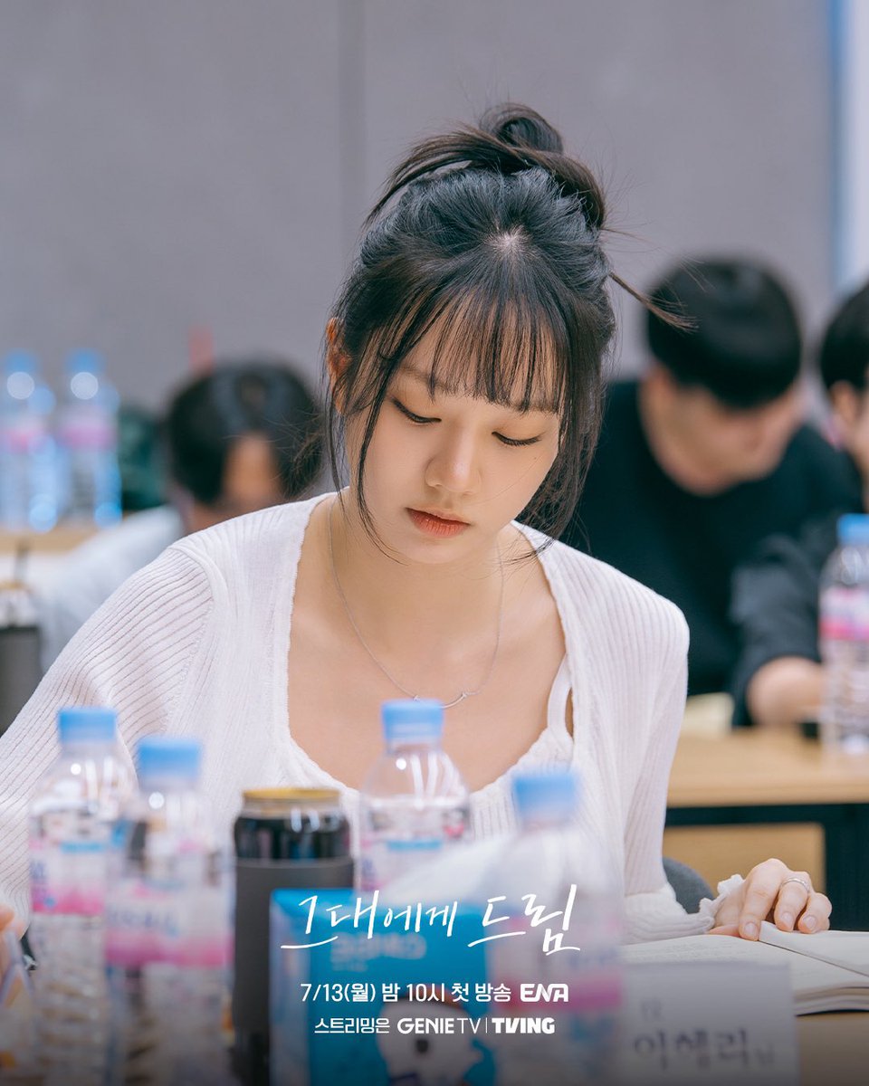 jaeyisslave's tweet photo. every new hyeri kdrama casting reminds me that passion makes people glow💙 she is aging backwards https://t.co/kqMBDmklAz