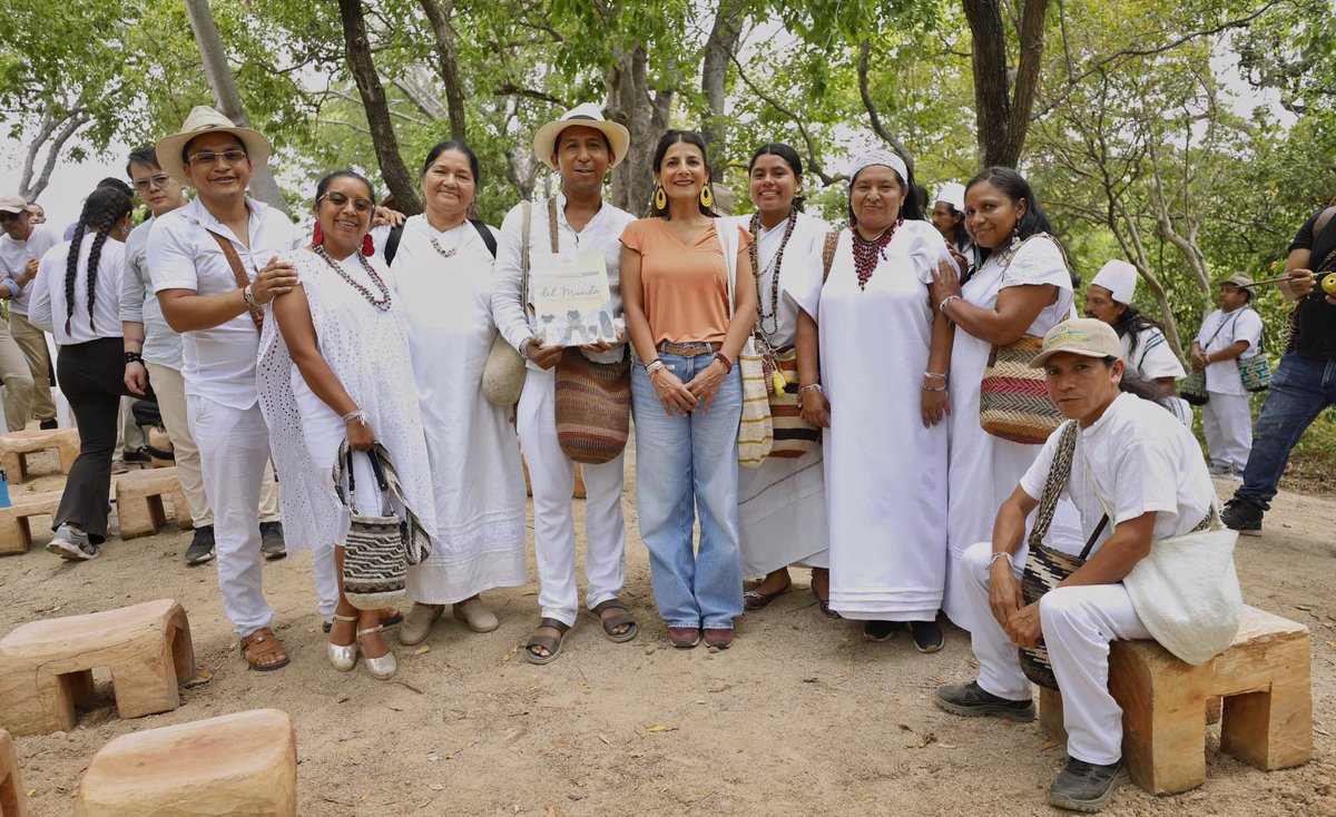 MinAmbienteCo's tweet photo. La ministra (e) Irene Vélez Torres, @IreneVelezT, entregó a los pueblos de la Sierra Nevada de Santa Marta la Resolución 0663 del 2 de junio de 2026, que deja bajo protección definitiva al Corazón del Mundo. 💚

Esta medida histórica protege más de 1,5 millones de hectáreas frente a nuevas actividades de exploración y explotación de minerales e hidrocarburos, cuida el agua, la biodiversidad y la integridad biocultural de un territorio sagrado para los pueblos Arhuaco, Kogui, Wiwa y Kankuamo, y fundamental para la vida del Caribe colombiano.

¡Proteger la Sierra es proteger la vida!

#ConDignidadCumplimos