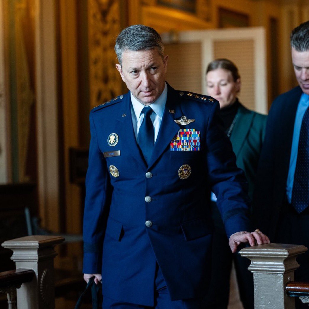 AlexaGomezDos's tweet photo. El general Dan Caine 🥰 https://t.co/NRqXKVBAc9