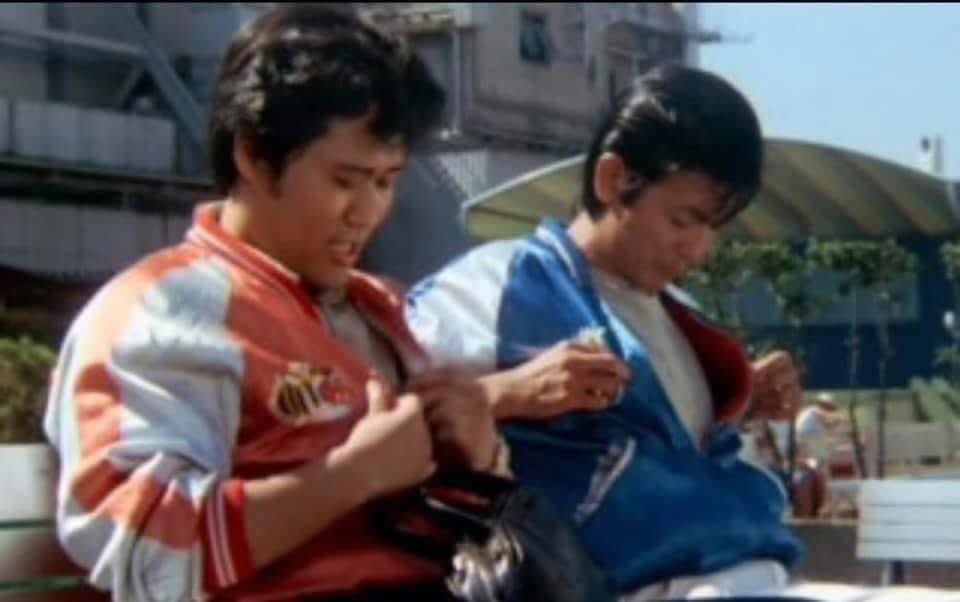 1023Tiger's tweet photo. 映画 『チ・ン・ピ・ラ』

この映画を当時、小学校６年生だった。

ケニー…母マリーが妹の美香と三人で渋谷ピカデリーという映画館に連れられて、パパが出る映画だからと言われたものの、子供心に…あまり乗る気がしないで行ったのを覚えている…

でも…父ジョニーがあんなに大きなスクリーンで家では見たことがない笑顔や仕草…優しさ…
自然と父、大倉洋一ではなく…
芸能人のジョニー大倉として観ていた…

子供心でもワクワクするような映画だった…、今思うと本当にスタイリッシュでカッコイイ映画ですし、PINKが歌う音楽もカッコ良かったです！

子供心に…父ジョニーがラスト前、デパートの下で撃たれて死んでしまうシーンは、父 大倉洋一に見えてしまい…
「パパ…死なないで…」と言った記憶があります…

そして、港の埠頭で柴田恭兵さんが
父ジョニーを死んでいるのにも関わらず、引きずって行くシーンで号泣…

ここで、映画が終わりだと思い、母マリーの所に行ったら(満席で席が俺だけ一人だった…)

まだ、映画が続いていた…

席に戻ってまた、食い入る様に観ていたら、まさかのあのドンデン返し❗️
良かった〜パパは死んでなかった〜って！

気分爽快になったと同時に、ここから…父 大倉洋一と俳優 ジョニー大倉として…見る様になり、俺もこういう仕事がしたいと初めて思い…
また、
俳優ジョニー大倉を尊敬していった…

この映画は、俺の人生にとって…一番かけがえのない映画です…

また、俳優として…たくさん芝居がしたいな…

是非、まだ観たことないがない方はDVDになっているので観てみて頂ければ幸いです…

#チンピラ
#柴田恭兵
#ジョニー大倉

#渋谷
#PINK

#ケニーの芸能界きっかけ

#俳優

#ありがとう
#素晴らしい映画

#ケニー大倉
#俳優_ミュージシャンの二刀流
#沢山の映画に出たい