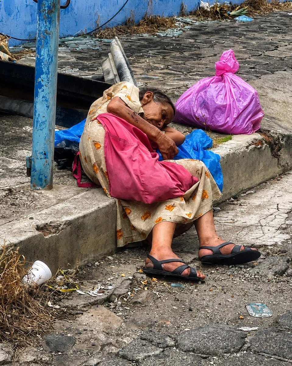 ITROriginal's tweet photo. 🚨👵 ADULTA MAYOR EN APARENTE ESTADO DE ABANDONO GENERA PREOCUPACIÓN EN SENSUNTEPEQUE

📍 Una adulta mayor permanece en las cercanías de la Unidad de Salud de Sensuntepeque, enfrentando una situación de vulnerabilidad y aparentes complicaciones en su estado de salud.

⚠️ Habitantes de la zona han expresado su preocupación y solicitan que pueda recibir atención y resguardo en el Asilo San Vicente de Paúl.

🏥 Según informan, uno de los requisitos para su ingreso es contar con un familiar responsable, situación que se complica debido a que la mujer aparentemente se encuentra en condición de abandono.

🤝 La comunidad hace un llamado a las instituciones competentes y organizaciones de asistencia social para que evalúen el caso y brinden el apoyo necesario.

👵 El objetivo es garantizar su bienestar, atención médica y un lugar digno donde permanecer.

📲 Vecinos también piden compartir la información para que pueda llegar a las personas e instituciones que puedan ayudarla.