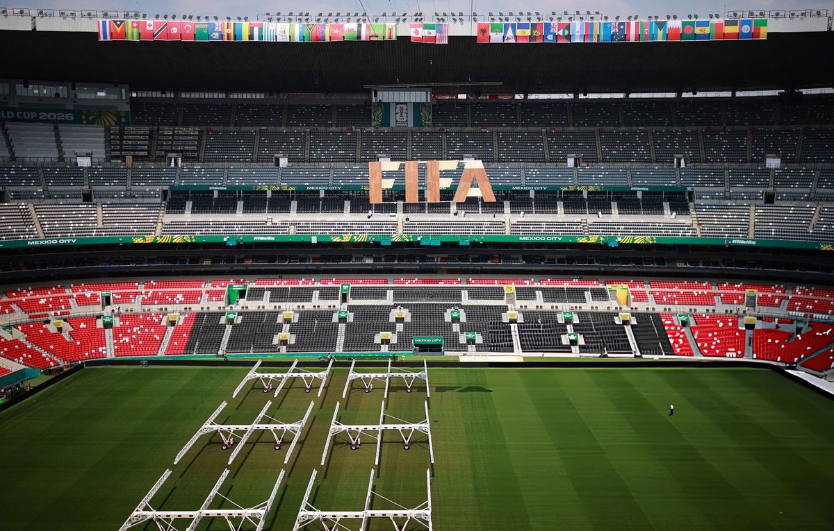 AkiSpring0001's tweet photo. El lavado de cara que le hicieron al mítico Estadio Azteca para este Mundial, ahora volvió a estar hermoso, antes estaba feo y descuidado.

 (¿Qué se supone que eran esos techos en las plateas? XD) https://t.co/fpFilx3gmF