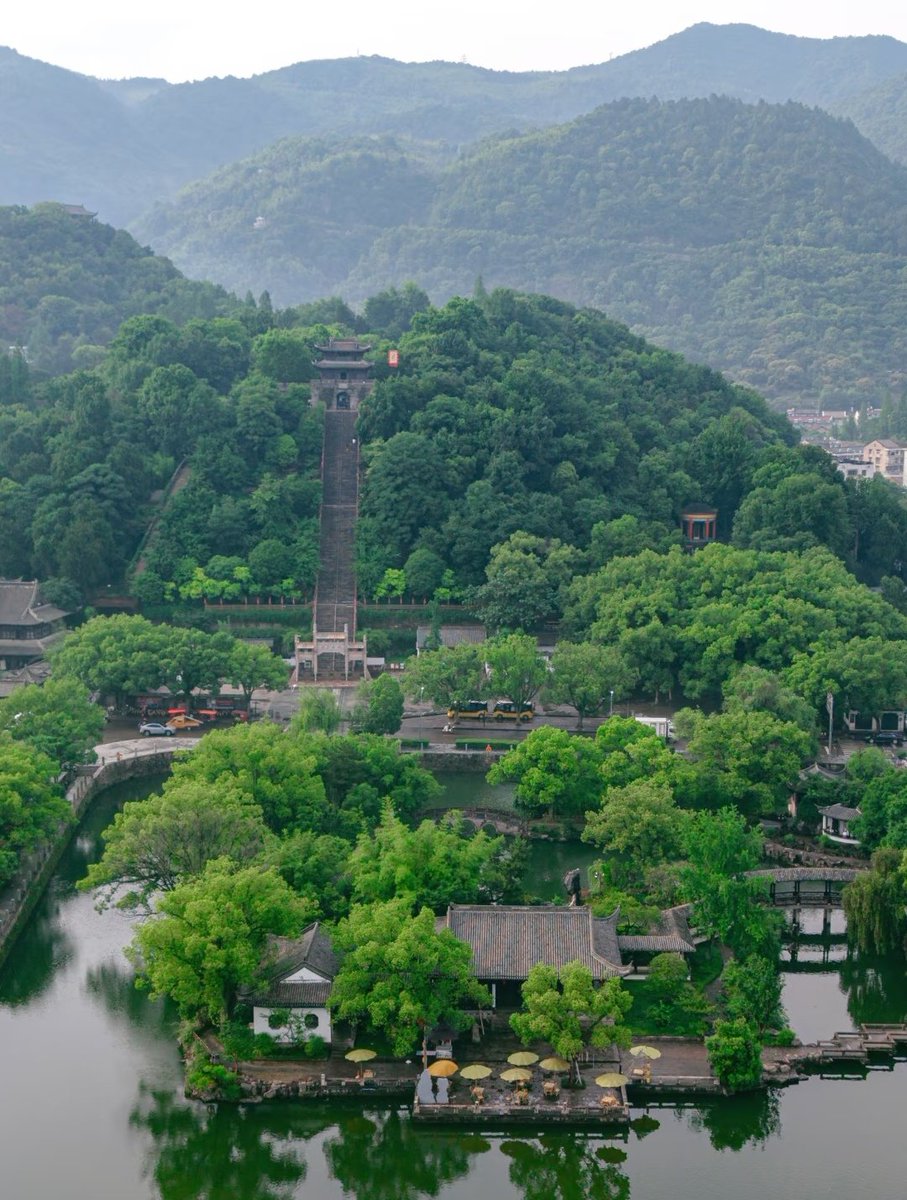 yejingchen2's tweet photo. 青山环抱，碧水环廊，古建隐于繁茂林木间。临海原汁原味的江南景致，是自然与历史馈赠的瑰宝，每一帧都宛若中式水墨画卷。 https://t.co/vsoTTt6siW