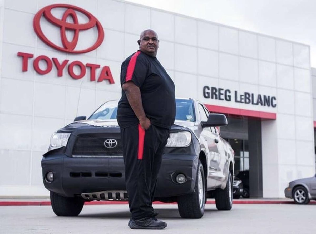Chekomariscal's tweet photo. Un hombre recorrió más de 1 millón de millas (1.6 millones de km) con su Toyota Tundra 2007.

Toyota le regaló una Tundra nueva y se llevó la vieja para desarmarla y estudiar cómo había sobrevivido tanto.

Lo más loco: seguía usando su motor y transmisión originales. 

¿Cuál es el coche con más kilómetros que has visto? 👇🏻