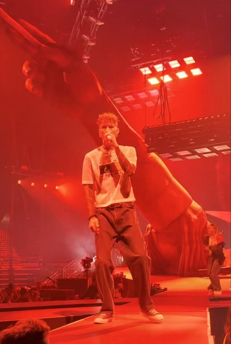 plumcrazytj's tweet photo. 8 days 🎸 #lostamericana @machinegunkelly 

I’ll be in the pit again 😇 https://t.co/fqeB61koUI