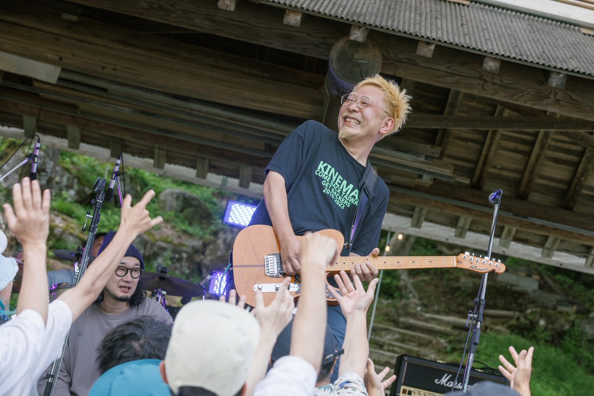 hachikitafest's tweet photo. ミュージシャンがハチ北に移住してきた🤘🏠

ハチ北フェスを作ってる人💪KINEMASのギタリスト🎸『ムッティー』がラジオに出演します📻

6月4日(木)
12:30〜12:54
ラジオ関西(AM558 / FM91.1)
『平田オリザの舞台は但馬』

こちらの番組にムッティーが出演し、ハチ北フェスについて語る予定です👏

／
ぜひ聴いていただきたいですー！
ぜひ拡散もおねがいしたいっす！！
＼

https://t.co/xY0HyhnqpQ