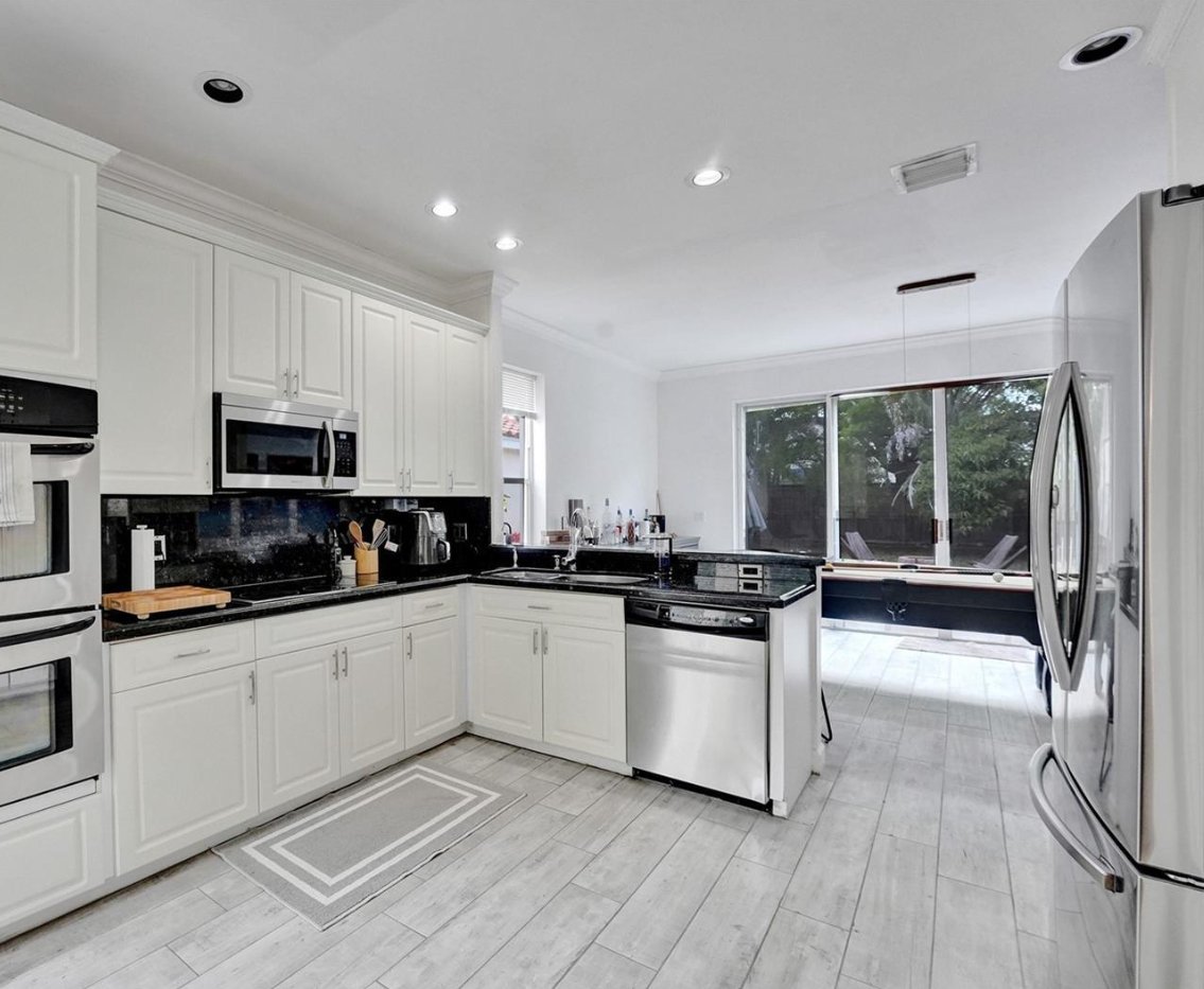 RKalmanzon's tweet photo. An updated house for rent (3BR+2Baths) in the most desirable subdivision of Embassy Lakes in Cooper City.
For additional info contact: Rivka Kalmanzon, Realtor, London Foster Realty (954) 477-0055
#rentalproperty #realtor #homesweethome #househunting https://t.co/WhPpsPXlJo