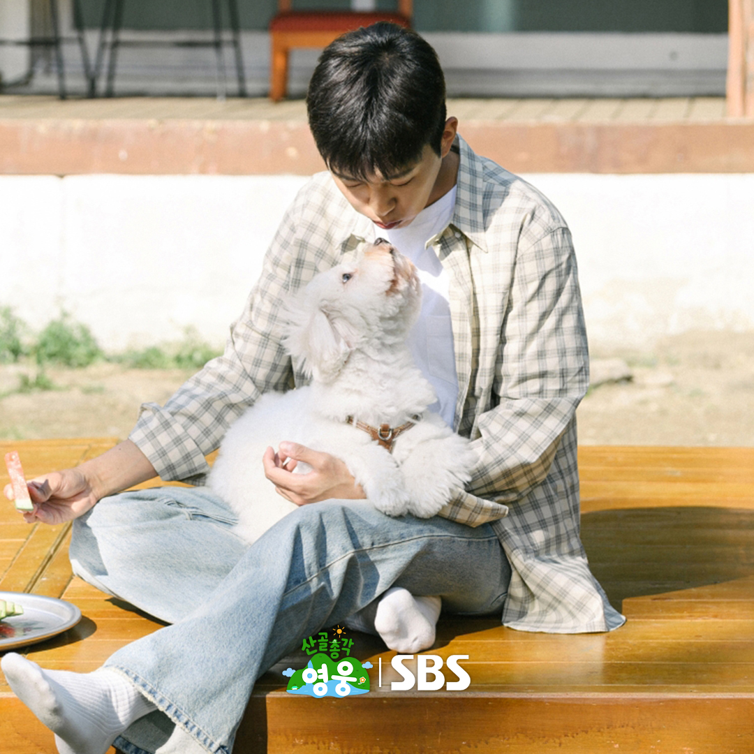 SBSNOW's tweet photo. 산골 총각으로 돌아온 임영웅⛰️✨

배우 차승원, 김도훈, 현봉식
가수 로이킴, 넉살, 조째즈, 개그맨 허경환, 곽범과 함께
인적 드문 산속에서 벌어지는 예측불허 전원생활💚

SBS 새 화요예능 <산골총각 영웅>
☞ 6월 23일 [화] 밤 9시 첫 방송

#SBS #산골총각영웅 #임영웅 https://t.co/ON385nd9xW