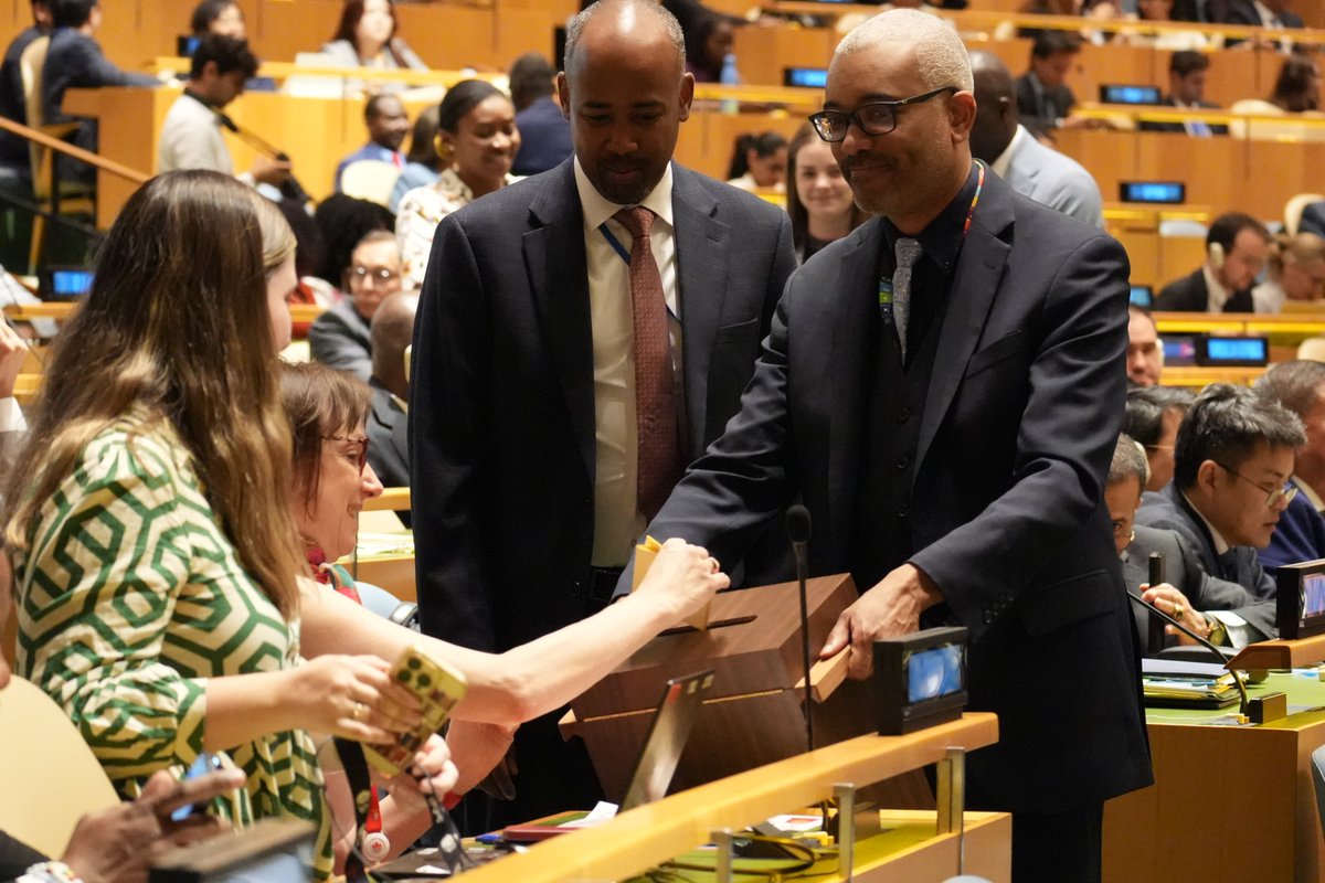 UNDGACM_AR's tweet photo. 🚨 انتخبت الجمعية العامة 5 أعضاء جدد غير دائمين في #مجلس_الأمن 🇺🇳! 🗳️
وسيشغل الأعضاء المنتخبون (🇦🇹 🇰🇬 🇵🇹 🇹🇹 🇿🇼) مقاعدهم لمدة عامين بدءًا من 1 يناير 2027.
ℹ️ معلومات عن المجلس 🌐 https://t.co/P16ikDPzlW
📺 البث الحي 🔗 https://t.co/UVY5gUYt99
📸جرت العملية بدعم من موظفي إدارتنا 👇 https://t.co/G06AVO2yo0