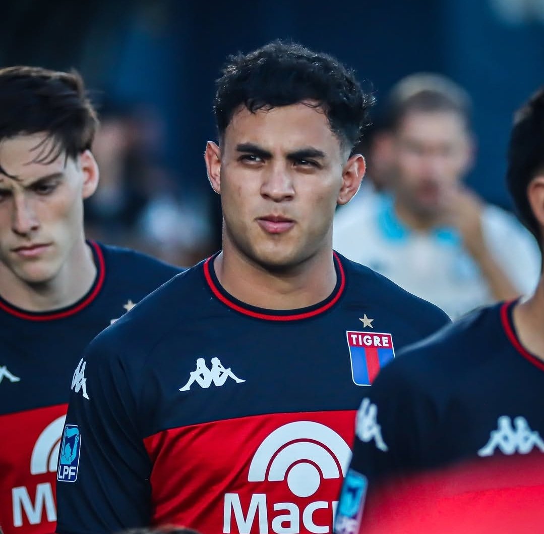 garcialuciano27's tweet photo. #Tigre🐯 Es factible que David Romero salga de Tigre en este mercado de pases.

Lógicamente, si fuese por Dabove o por el club en términos futbolísticos, lo retendrían. Pero con su nivel, edad, proyección y la necesidad de una venta fuerte, es bastante probable que se de en este mercado de pases.

Ofertas FORMALES no hay ninguna. Sí hubo algunas verbales, de un equipo de Brasil 🇧🇷 por ejemplo, que fue descartada de plano por ser muy baja. Llamados, consultas y sondeos, miles.

De ser vendido, el Rulo prioriza jugar en Europa. Recordar que no tiene cláusula de rescisión y Tigre es dueño del 100% de su pase, por el cual pagó U$S 1.000.000. Según averigué, la idea es quedarse con un % para una futura venta, salvo que venga una oferta realmente irrechazable por el 100%, pero a priori no se busca vender la totalidad de la ficha. Sino ser socios del comprador hipotético a futuro, como con Scipioni.

"No lo vendemos a Argentina", fue la respuesta que me dieron cuando consulte por el hipotético interés de alguno de los cinco grandes.

-Flamengo 🇧🇷 consultó en el último mercado y lo volvió a hacer ahora. Así lo confirman de su entorno. Por ahora no pasó de eso, más allá de todo lo que salió en Brasil.
-Palmeiras 🇧🇷 y Cruzeiro 🇧🇷, otros dos que sondearon.
-De afuera hubo consultas de Cagliari 🇮🇹, Toluca 🇲🇽 y San José Earthquakes 🇺🇸.
-Desde Tigre sostienen que lo del PSG 🇨🇵 existió y fue una consulta a través de un emisario latino. Hasta ahora, nada más que eso.
-También hay algo de Medio Oriente dando vuelta.

Repito, nada formalizado en una hoja membretada. Posíblemente sea en las próximas semanas cuando llegue la oferta. Tigre está a la espera y con varios frentes de charlas abiertas.

Y no, no está vendido, como leí mucho en las últimas semanas. ¿Se venderá? Posíblemente, pero no está vendido a ningún lado.