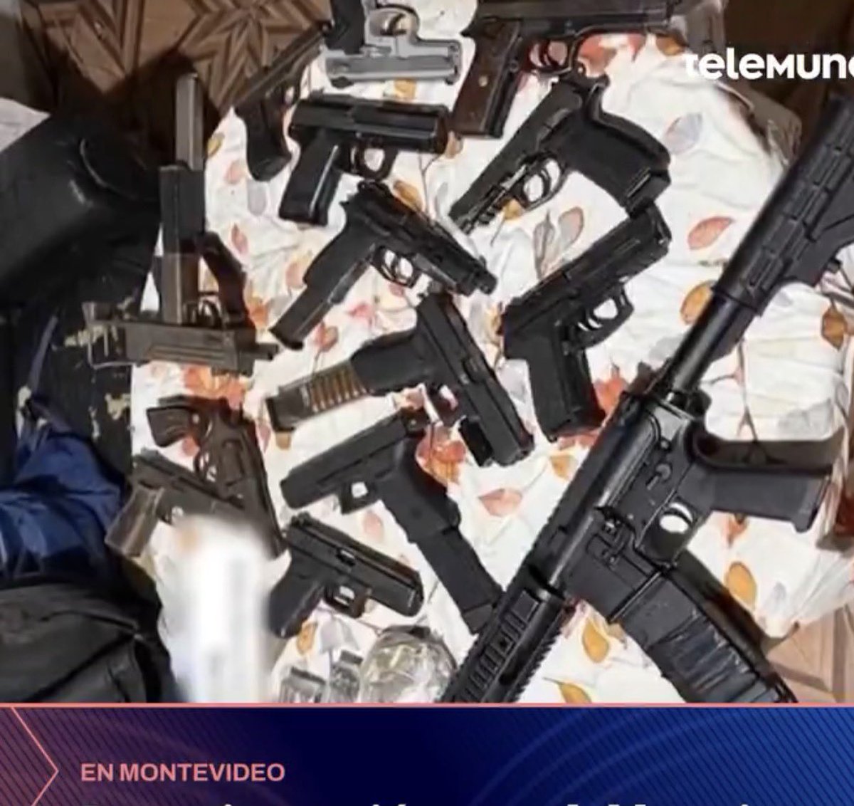 TheBigShortMan's tweet photo. @Gustavo28172795 Lo dejaron en libertad porque no habían suficientes pruebas en su contra.

Lo que el angelito subía a las redes: https://t.co/Moql62gSTC